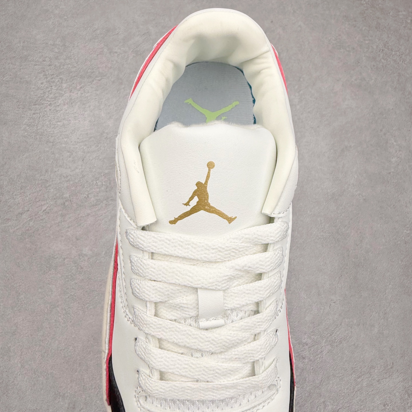 图片[5]-Air Jordan AJ Flight Court 乔丹低帮复古篮球鞋 设计简约又不失复古韵味鞋内的鞋垫柔软且有弹性 能够很好地缓冲落地时的冲击力鞋面的材质贴合脚部 鞋底的纹路设计合理 抓地力很强 尺码： 36 36.5 37.5 38 38.5 39 40 40.5 41 42 42.5 43 44 45 46 47 47.5-选品中心