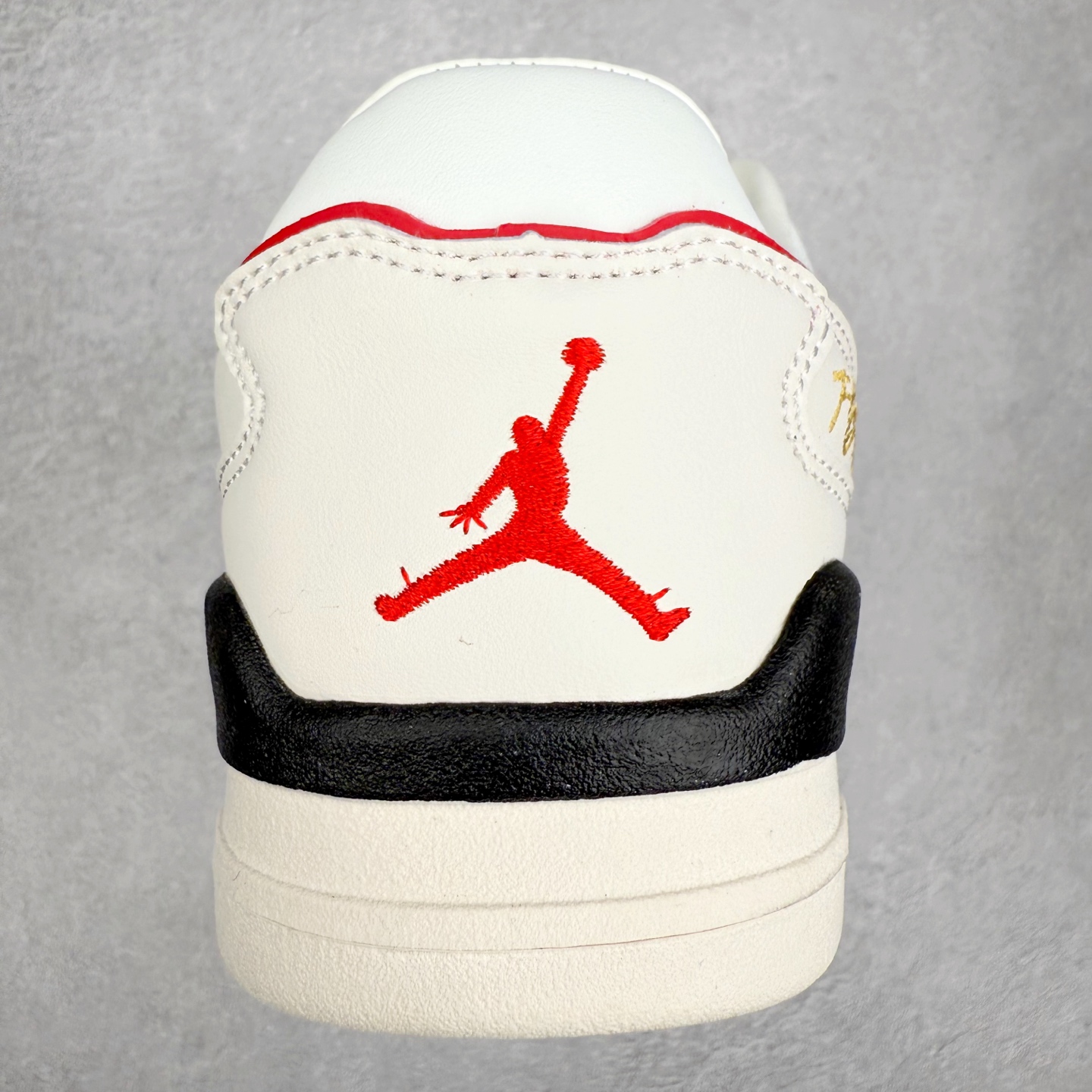 图片[8]-Air Jordan AJ Flight Court 乔丹低帮复古篮球鞋 设计简约又不失复古韵味鞋内的鞋垫柔软且有弹性 能够很好地缓冲落地时的冲击力鞋面的材质贴合脚部 鞋底的纹路设计合理 抓地力很强 尺码： 36 36.5 37.5 38 38.5 39 40 40.5 41 42 42.5 43 44 45 46 47 47.5-选品中心