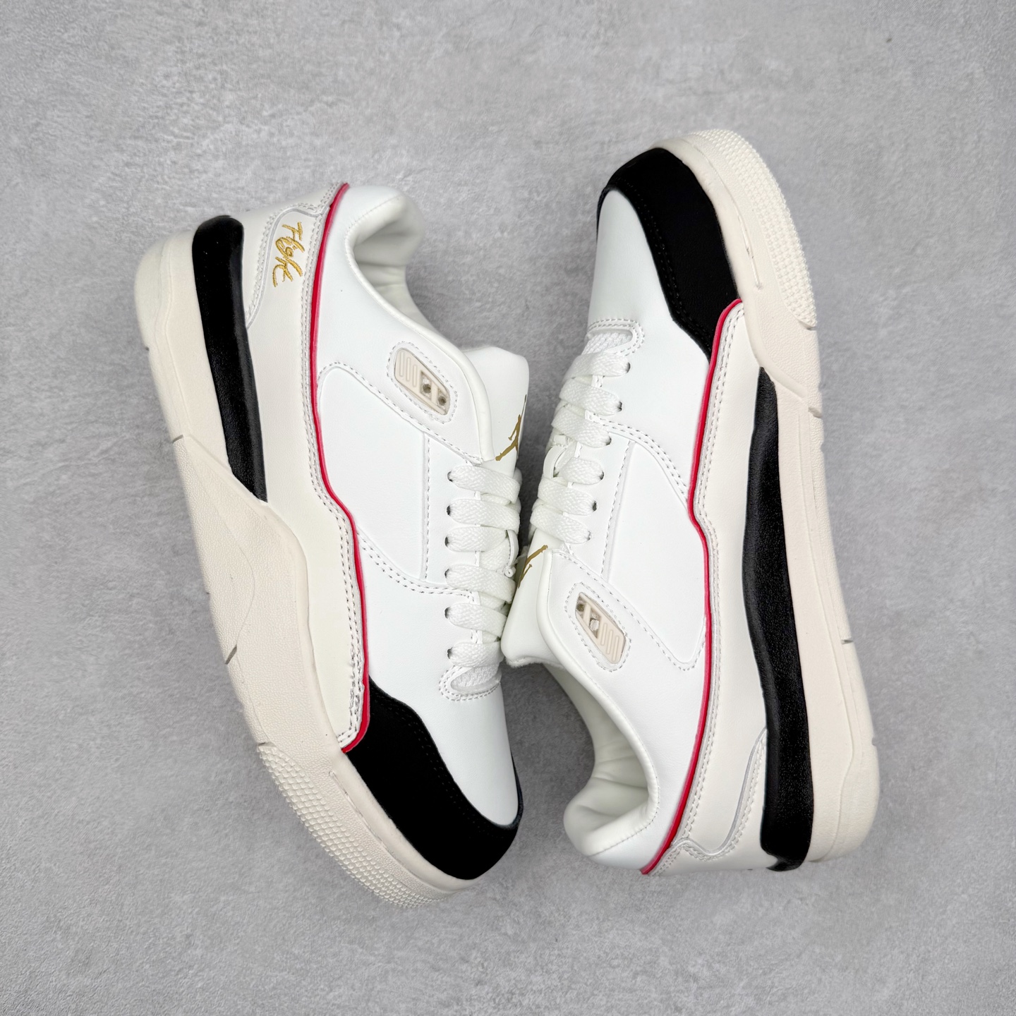 图片[3]-Air Jordan AJ Flight Court 乔丹低帮复古篮球鞋 设计简约又不失复古韵味鞋内的鞋垫柔软且有弹性 能够很好地缓冲落地时的冲击力鞋面的材质贴合脚部 鞋底的纹路设计合理 抓地力很强 尺码： 36 36.5 37.5 38 38.5 39 40 40.5 41 42 42.5 43 44 45 46 47 47.5-选品中心