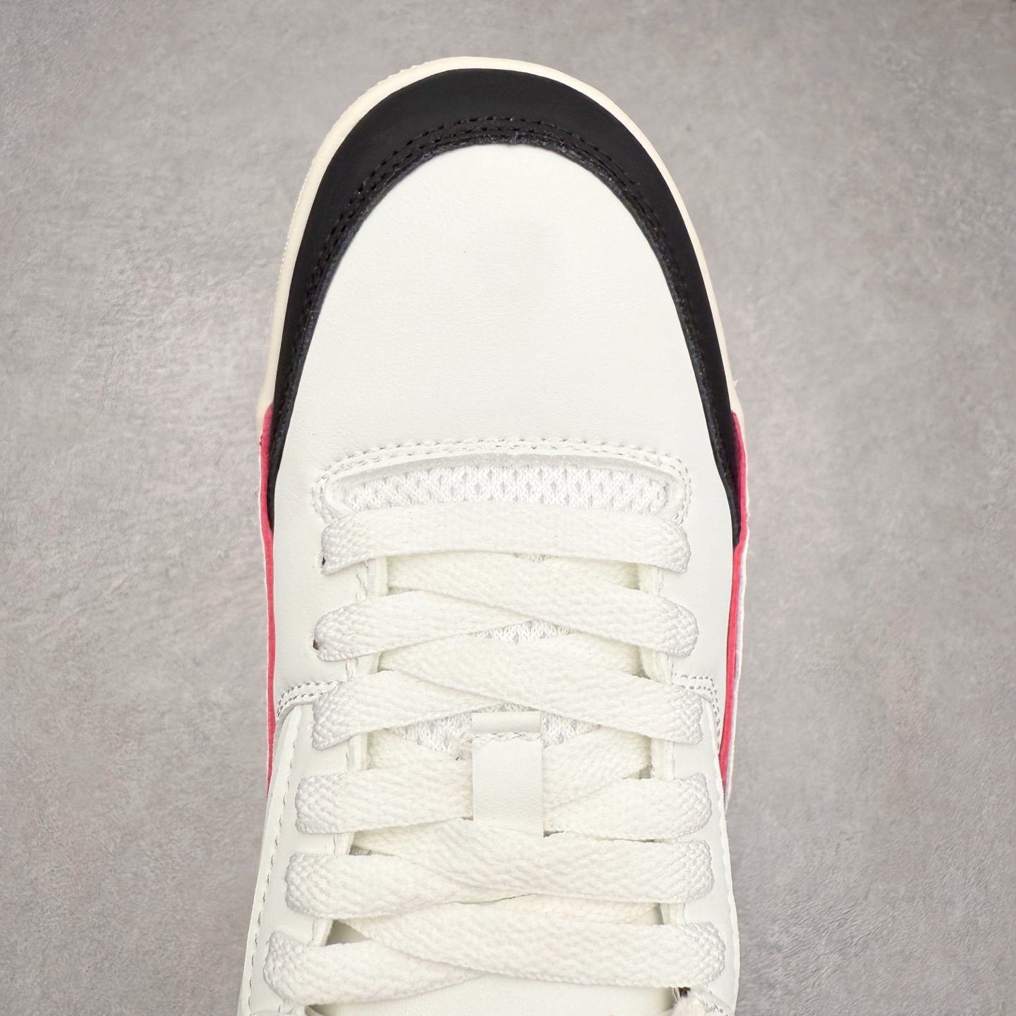 图片[4]-Air Jordan AJ Flight Court 乔丹低帮复古篮球鞋 设计简约又不失复古韵味鞋内的鞋垫柔软且有弹性 能够很好地缓冲落地时的冲击力鞋面的材质贴合脚部 鞋底的纹路设计合理 抓地力很强 尺码： 36 36.5 37.5 38 38.5 39 40 40.5 41 42 42.5 43 44 45 46 47 47.5-选品中心