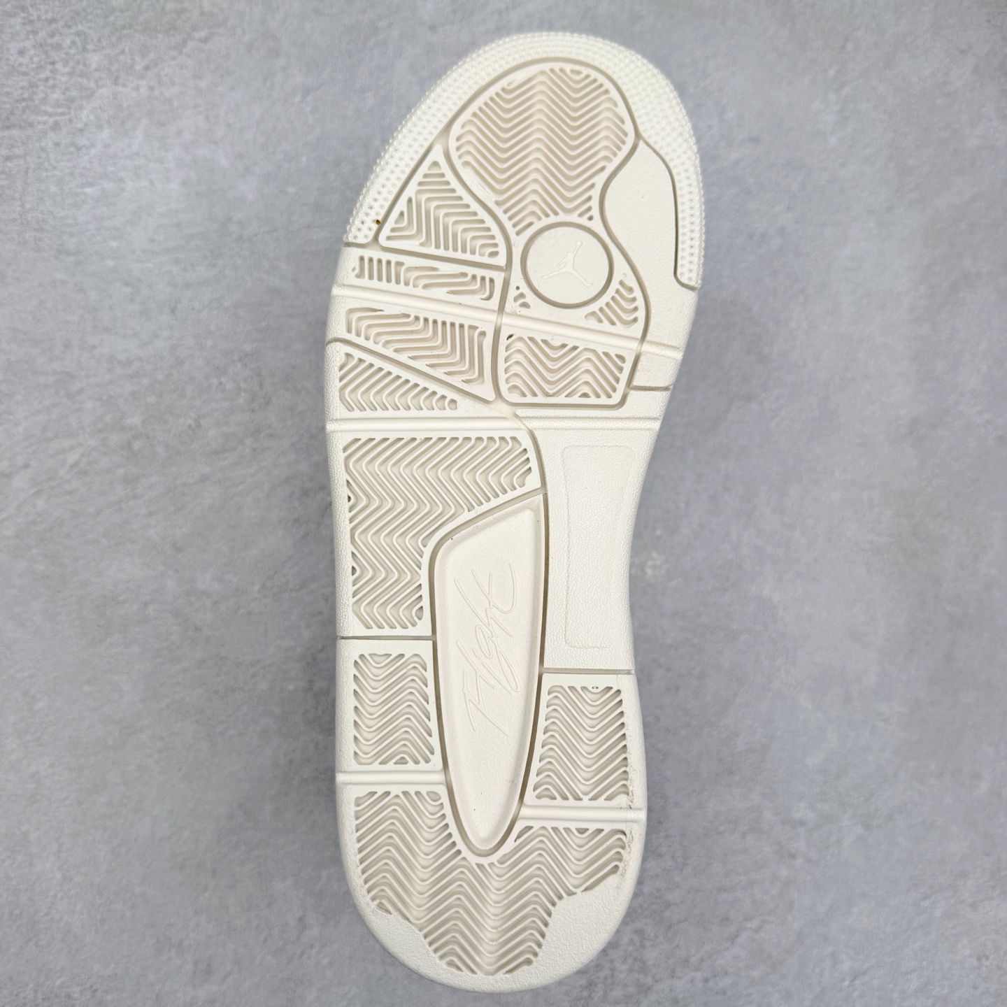 图片[9]-Air Jordan AJ Flight Court 乔丹低帮复古篮球鞋 设计简约又不失复古韵味鞋内的鞋垫柔软且有弹性 能够很好地缓冲落地时的冲击力鞋面的材质贴合脚部 鞋底的纹路设计合理 抓地力很强 尺码： 36 36.5 37.5 38 38.5 39 40 40.5 41 42 42.5 43 44 45 46 47 47.5-选品中心