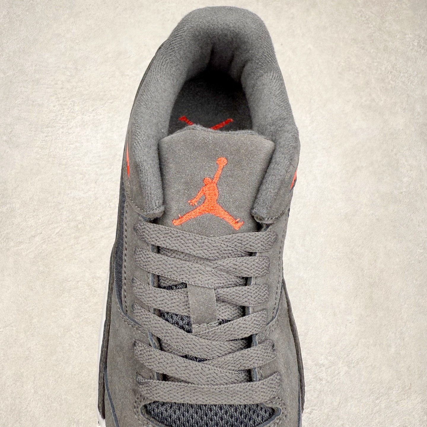 图片[5]-Air Jordan AJ Flight Court 乔丹低帮复古篮球鞋 设计简约又不失复古韵味鞋内的鞋垫柔软且有弹性 能够很好地缓冲落地时的冲击力鞋面的材质贴合脚部 鞋底的纹路设计合理 抓地力很强 尺码： 36 36.5 37.5 38 38.5 39 40 40.5 41 42 42.5 43 44 45 46 47 47.5-选品中心