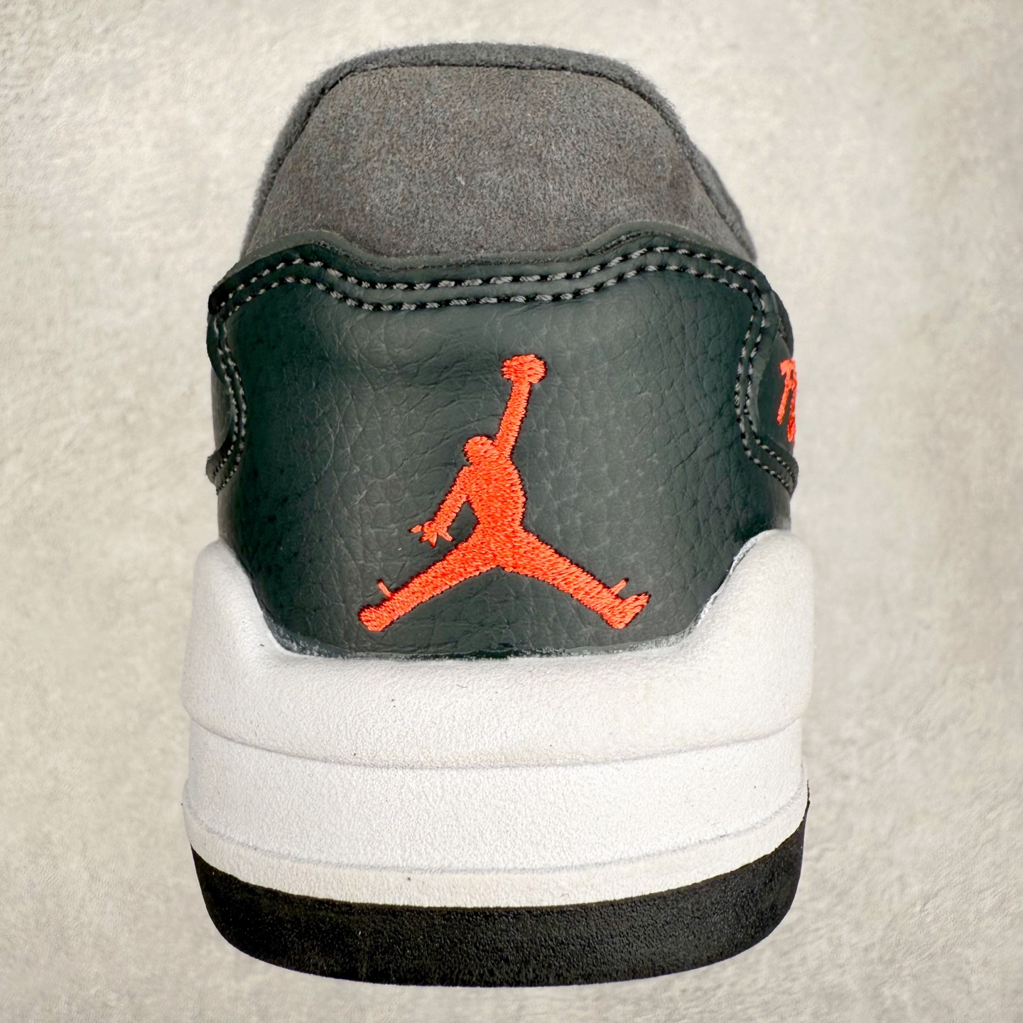 图片[8]-Air Jordan AJ Flight Court 乔丹低帮复古篮球鞋 设计简约又不失复古韵味鞋内的鞋垫柔软且有弹性 能够很好地缓冲落地时的冲击力鞋面的材质贴合脚部 鞋底的纹路设计合理 抓地力很强 尺码： 36 36.5 37.5 38 38.5 39 40 40.5 41 42 42.5 43 44 45 46 47 47.5-选品中心