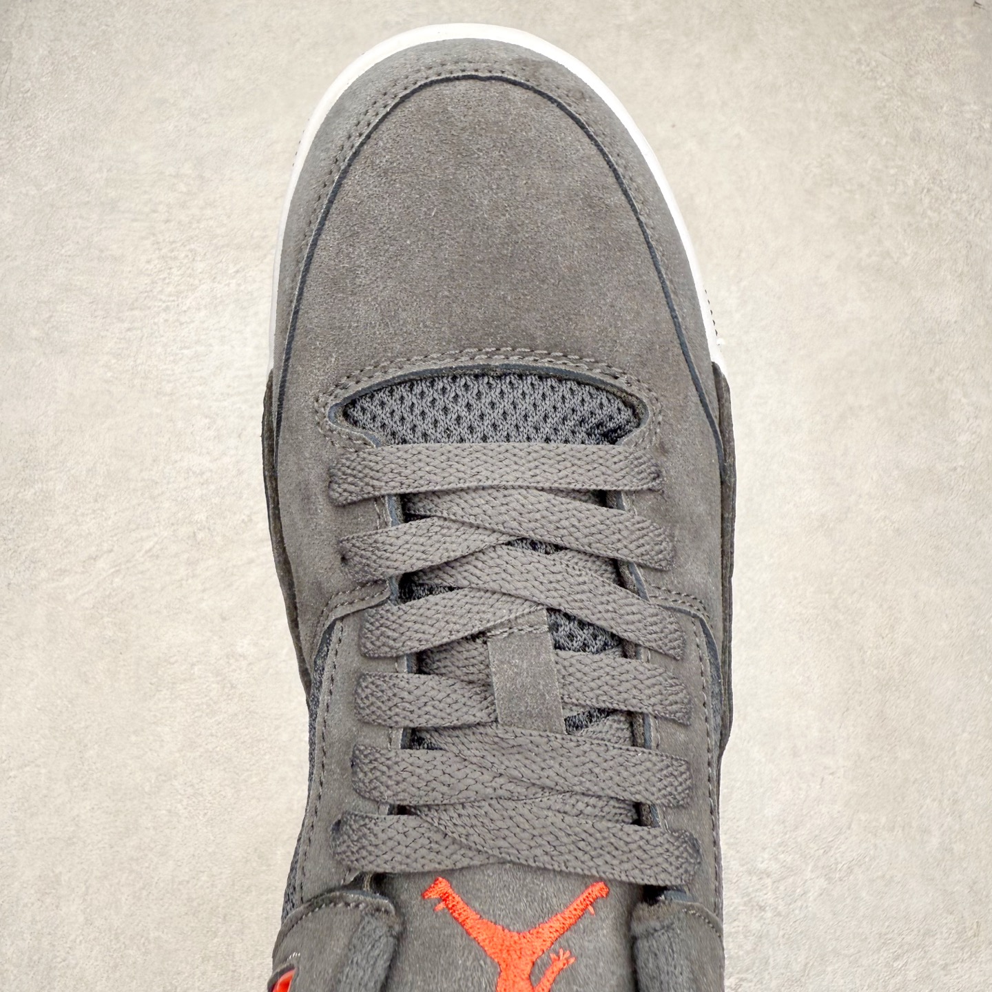 图片[4]-Air Jordan AJ Flight Court 乔丹低帮复古篮球鞋 设计简约又不失复古韵味鞋内的鞋垫柔软且有弹性 能够很好地缓冲落地时的冲击力鞋面的材质贴合脚部 鞋底的纹路设计合理 抓地力很强 尺码： 36 36.5 37.5 38 38.5 39 40 40.5 41 42 42.5 43 44 45 46 47 47.5-选品中心