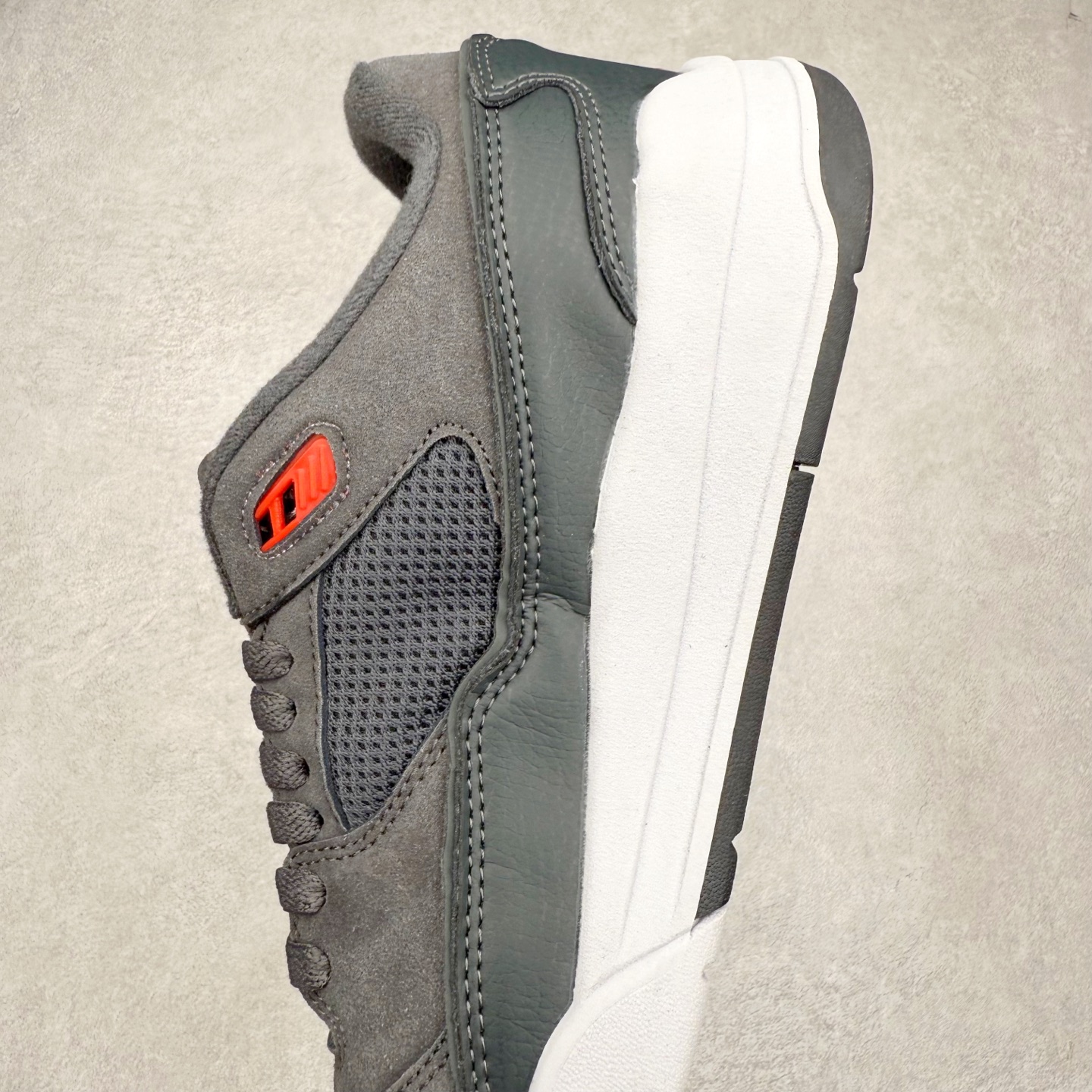 图片[7]-Air Jordan AJ Flight Court 乔丹低帮复古篮球鞋 设计简约又不失复古韵味鞋内的鞋垫柔软且有弹性 能够很好地缓冲落地时的冲击力鞋面的材质贴合脚部 鞋底的纹路设计合理 抓地力很强 尺码： 36 36.5 37.5 38 38.5 39 40 40.5 41 42 42.5 43 44 45 46 47 47.5-选品中心