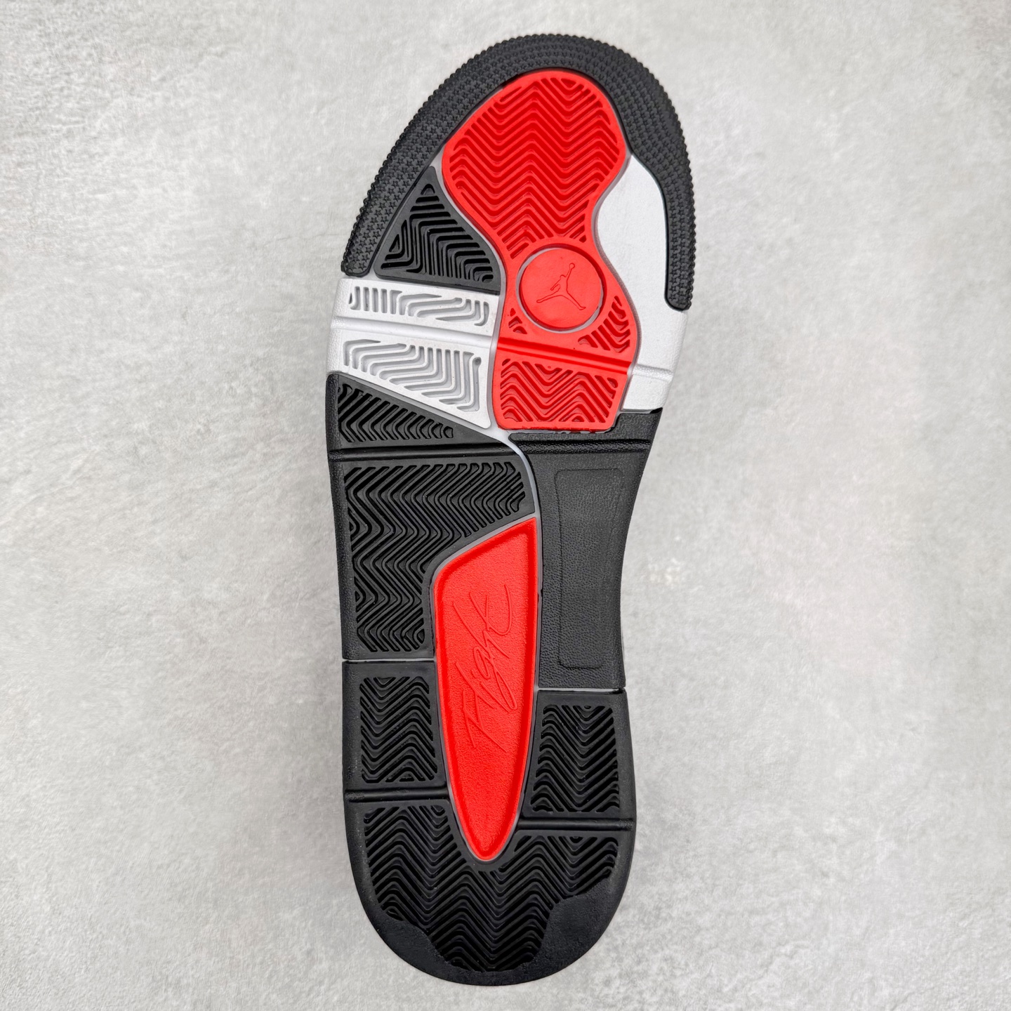 图片[9]-Air Jordan AJ Flight Court 乔丹低帮复古篮球鞋 设计简约又不失复古韵味鞋内的鞋垫柔软且有弹性 能够很好地缓冲落地时的冲击力鞋面的材质贴合脚部 鞋底的纹路设计合理 抓地力很强 尺码： 36 36.5 37.5 38 38.5 39 40 40.5 41 42 42.5 43 44 45 46 47 47.5-选品中心