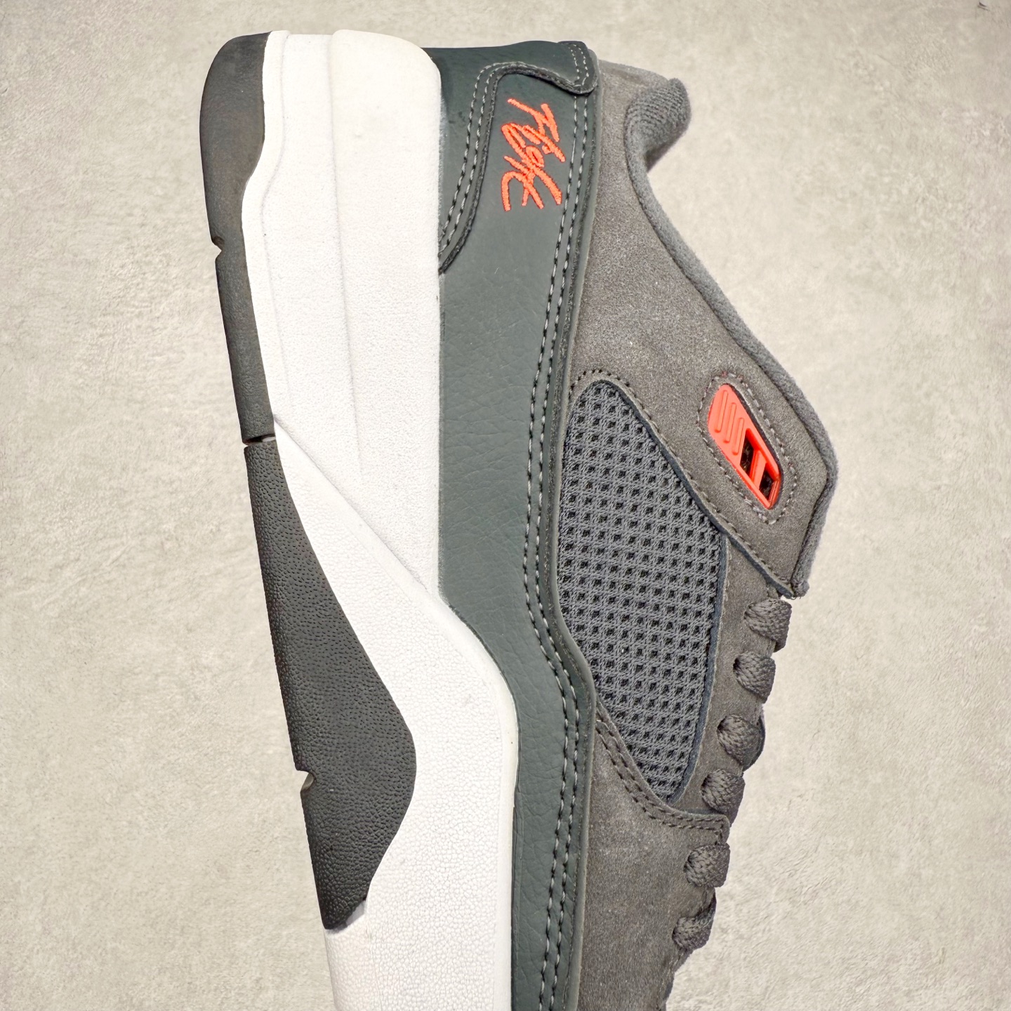 图片[6]-Air Jordan AJ Flight Court 乔丹低帮复古篮球鞋 设计简约又不失复古韵味鞋内的鞋垫柔软且有弹性 能够很好地缓冲落地时的冲击力鞋面的材质贴合脚部 鞋底的纹路设计合理 抓地力很强 尺码： 36 36.5 37.5 38 38.5 39 40 40.5 41 42 42.5 43 44 45 46 47 47.5-选品中心