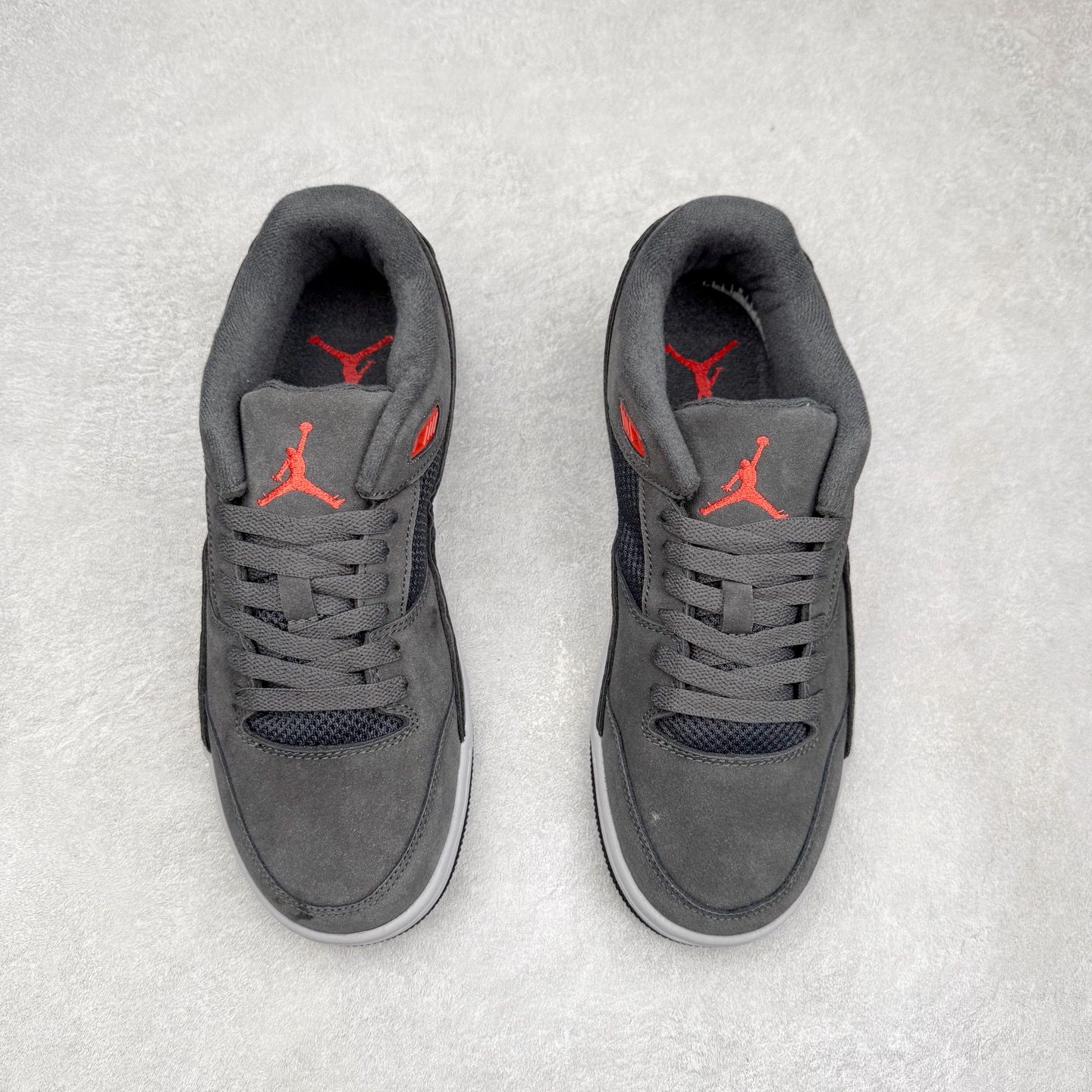 图片[2]-Air Jordan AJ Flight Court 乔丹低帮复古篮球鞋 设计简约又不失复古韵味鞋内的鞋垫柔软且有弹性 能够很好地缓冲落地时的冲击力鞋面的材质贴合脚部 鞋底的纹路设计合理 抓地力很强 尺码： 36 36.5 37.5 38 38.5 39 40 40.5 41 42 42.5 43 44 45 46 47 47.5-选品中心