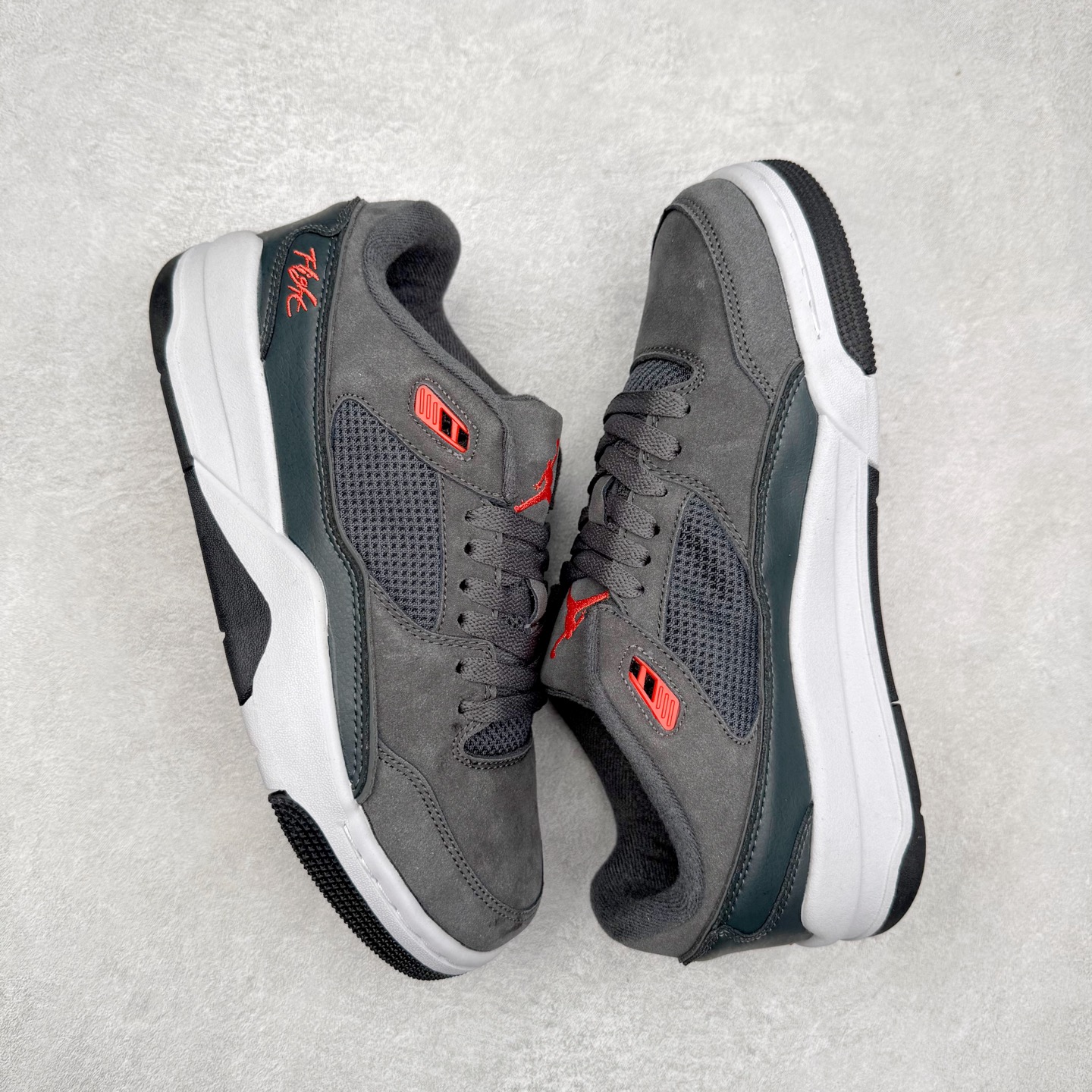 图片[3]-Air Jordan AJ Flight Court 乔丹低帮复古篮球鞋 设计简约又不失复古韵味鞋内的鞋垫柔软且有弹性 能够很好地缓冲落地时的冲击力鞋面的材质贴合脚部 鞋底的纹路设计合理 抓地力很强 尺码： 36 36.5 37.5 38 38.5 39 40 40.5 41 42 42.5 43 44 45 46 47 47.5-选品中心