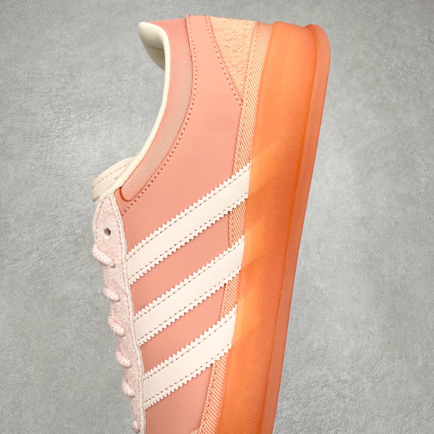 图片[8]-＃S2 Bad Bunny x AD Gazelle Indoor Trainers 坏痞兔联名羚羊内训系列低帮复古百搭休闲运动德训风板鞋 JS5052 Bad Bunny本人在杂志拍摄时率先上脚带一波节奏，emm，手上拿的杂志封面还是Kylie，看来前女友和布克重新约会，这位哥也还是没放下啊…回到鞋款本身，整体选择了简约的黑白皮革搭配浅灰色长绒麂皮材质，最后以半透明生胶大底收尾，质感在线。不同于以往联名的调色盘操作，Bad Bunny对Gazelle indoor进行了加宽加厚处理，以及鞋头变形的设计，带来全新的歪头面包鞋型Gazelle。此外，鞋款标签直接呈现在后跟处，鞋侧adidas标识下方还加入了\\\”benito\\\”字样，辨识度拉满。尺码：35 36 36⅔ 37⅓ 38 38⅔ 39⅓ 40 40⅔ 41⅓ 42 42⅔ 43⅓ 44 44⅔ 45-选品中心