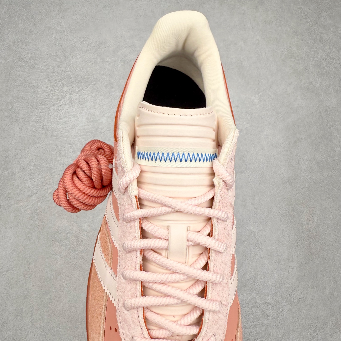 图片[5]-＃S2 Bad Bunny x AD Gazelle Indoor Trainers 坏痞兔联名羚羊内训系列低帮复古百搭休闲运动德训风板鞋 JS5052 Bad Bunny本人在杂志拍摄时率先上脚带一波节奏，emm，手上拿的杂志封面还是Kylie，看来前女友和布克重新约会，这位哥也还是没放下啊…回到鞋款本身，整体选择了简约的黑白皮革搭配浅灰色长绒麂皮材质，最后以半透明生胶大底收尾，质感在线。不同于以往联名的调色盘操作，Bad Bunny对Gazelle indoor进行了加宽加厚处理，以及鞋头变形的设计，带来全新的歪头面包鞋型Gazelle。此外，鞋款标签直接呈现在后跟处，鞋侧adidas标识下方还加入了\\\”benito\\\”字样，辨识度拉满。尺码：35 36 36⅔ 37⅓ 38 38⅔ 39⅓ 40 40⅔ 41⅓ 42 42⅔ 43⅓ 44 44⅔ 45-选品中心