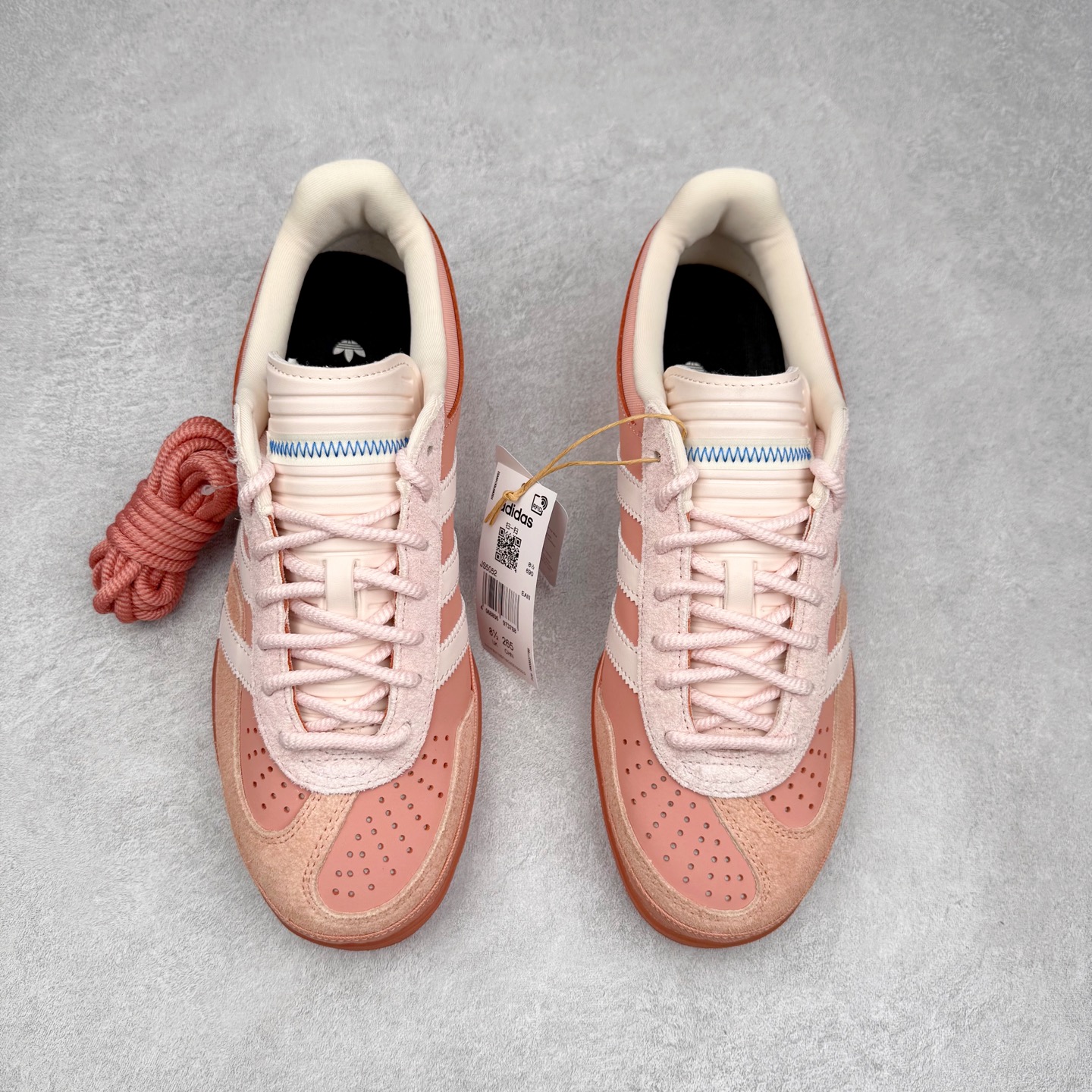 图片[2]-＃S2 Bad Bunny x AD Gazelle Indoor Trainers 坏痞兔联名羚羊内训系列低帮复古百搭休闲运动德训风板鞋 JS5052 Bad Bunny本人在杂志拍摄时率先上脚带一波节奏，emm，手上拿的杂志封面还是Kylie，看来前女友和布克重新约会，这位哥也还是没放下啊…回到鞋款本身，整体选择了简约的黑白皮革搭配浅灰色长绒麂皮材质，最后以半透明生胶大底收尾，质感在线。不同于以往联名的调色盘操作，Bad Bunny对Gazelle indoor进行了加宽加厚处理，以及鞋头变形的设计，带来全新的歪头面包鞋型Gazelle。此外，鞋款标签直接呈现在后跟处，鞋侧adidas标识下方还加入了\\\”benito\\\”字样，辨识度拉满。尺码：35 36 36⅔ 37⅓ 38 38⅔ 39⅓ 40 40⅔ 41⅓ 42 42⅔ 43⅓ 44 44⅔ 45-选品中心