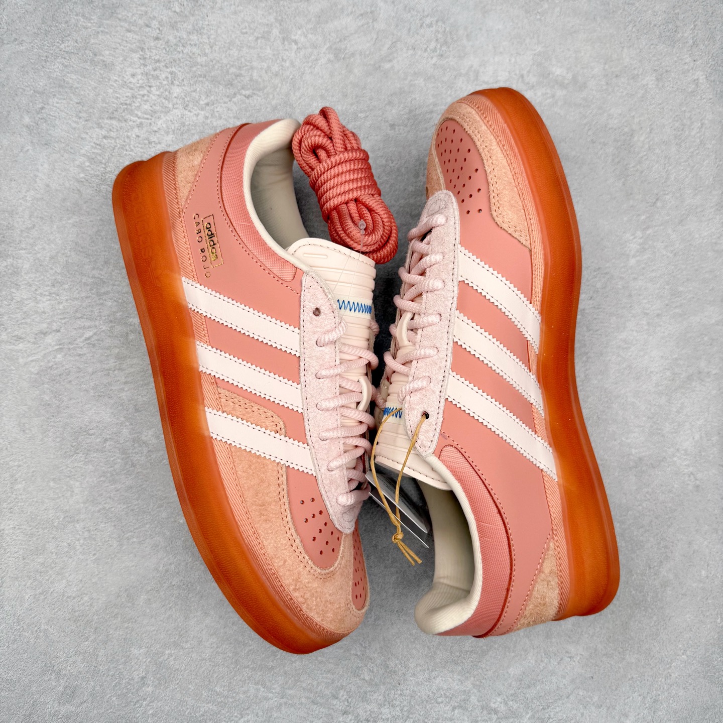 图片[3]-＃S2 Bad Bunny x AD Gazelle Indoor Trainers 坏痞兔联名羚羊内训系列低帮复古百搭休闲运动德训风板鞋 JS5052 Bad Bunny本人在杂志拍摄时率先上脚带一波节奏，emm，手上拿的杂志封面还是Kylie，看来前女友和布克重新约会，这位哥也还是没放下啊…回到鞋款本身，整体选择了简约的黑白皮革搭配浅灰色长绒麂皮材质，最后以半透明生胶大底收尾，质感在线。不同于以往联名的调色盘操作，Bad Bunny对Gazelle indoor进行了加宽加厚处理，以及鞋头变形的设计，带来全新的歪头面包鞋型Gazelle。此外，鞋款标签直接呈现在后跟处，鞋侧adidas标识下方还加入了\\\”benito\\\”字样，辨识度拉满。尺码：35 36 36⅔ 37⅓ 38 38⅔ 39⅓ 40 40⅔ 41⅓ 42 42⅔ 43⅓ 44 44⅔ 45-选品中心