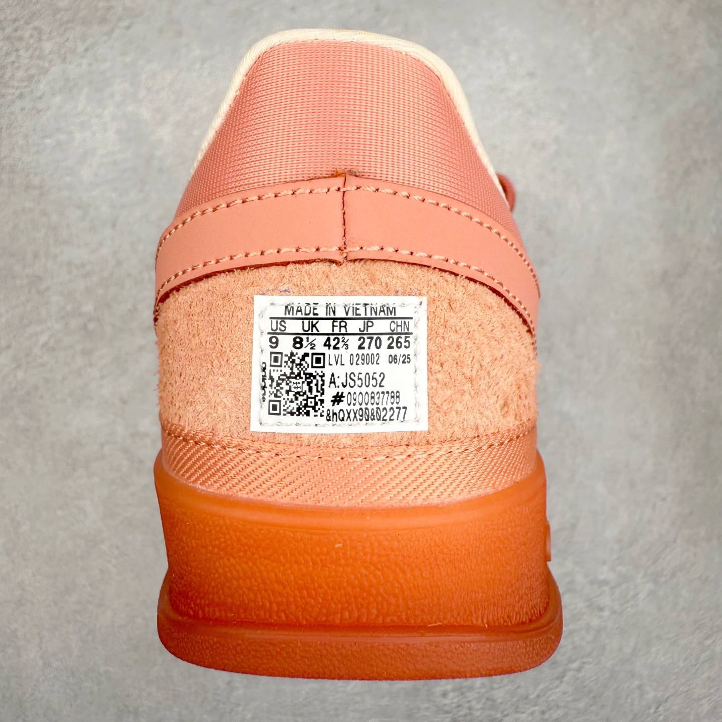 图片[7]-＃S2 Bad Bunny x AD Gazelle Indoor Trainers 坏痞兔联名羚羊内训系列低帮复古百搭休闲运动德训风板鞋 JS5052 Bad Bunny本人在杂志拍摄时率先上脚带一波节奏，emm，手上拿的杂志封面还是Kylie，看来前女友和布克重新约会，这位哥也还是没放下啊…回到鞋款本身，整体选择了简约的黑白皮革搭配浅灰色长绒麂皮材质，最后以半透明生胶大底收尾，质感在线。不同于以往联名的调色盘操作，Bad Bunny对Gazelle indoor进行了加宽加厚处理，以及鞋头变形的设计，带来全新的歪头面包鞋型Gazelle。此外，鞋款标签直接呈现在后跟处，鞋侧adidas标识下方还加入了\\\”benito\\\”字样，辨识度拉满。尺码：35 36 36⅔ 37⅓ 38 38⅔ 39⅓ 40 40⅔ 41⅓ 42 42⅔ 43⅓ 44 44⅔ 45-选品中心