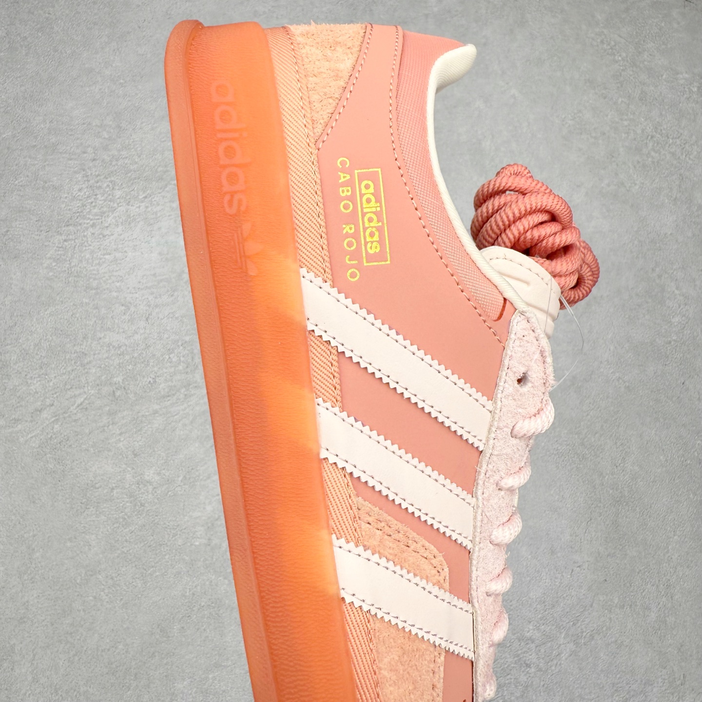 图片[9]-＃S2 Bad Bunny x AD Gazelle Indoor Trainers 坏痞兔联名羚羊内训系列低帮复古百搭休闲运动德训风板鞋 JS5052 Bad Bunny本人在杂志拍摄时率先上脚带一波节奏，emm，手上拿的杂志封面还是Kylie，看来前女友和布克重新约会，这位哥也还是没放下啊…回到鞋款本身，整体选择了简约的黑白皮革搭配浅灰色长绒麂皮材质，最后以半透明生胶大底收尾，质感在线。不同于以往联名的调色盘操作，Bad Bunny对Gazelle indoor进行了加宽加厚处理，以及鞋头变形的设计，带来全新的歪头面包鞋型Gazelle。此外，鞋款标签直接呈现在后跟处，鞋侧adidas标识下方还加入了\\\”benito\\\”字样，辨识度拉满。尺码：35 36 36⅔ 37⅓ 38 38⅔ 39⅓ 40 40⅔ 41⅓ 42 42⅔ 43⅓ 44 44⅔ 45-选品中心