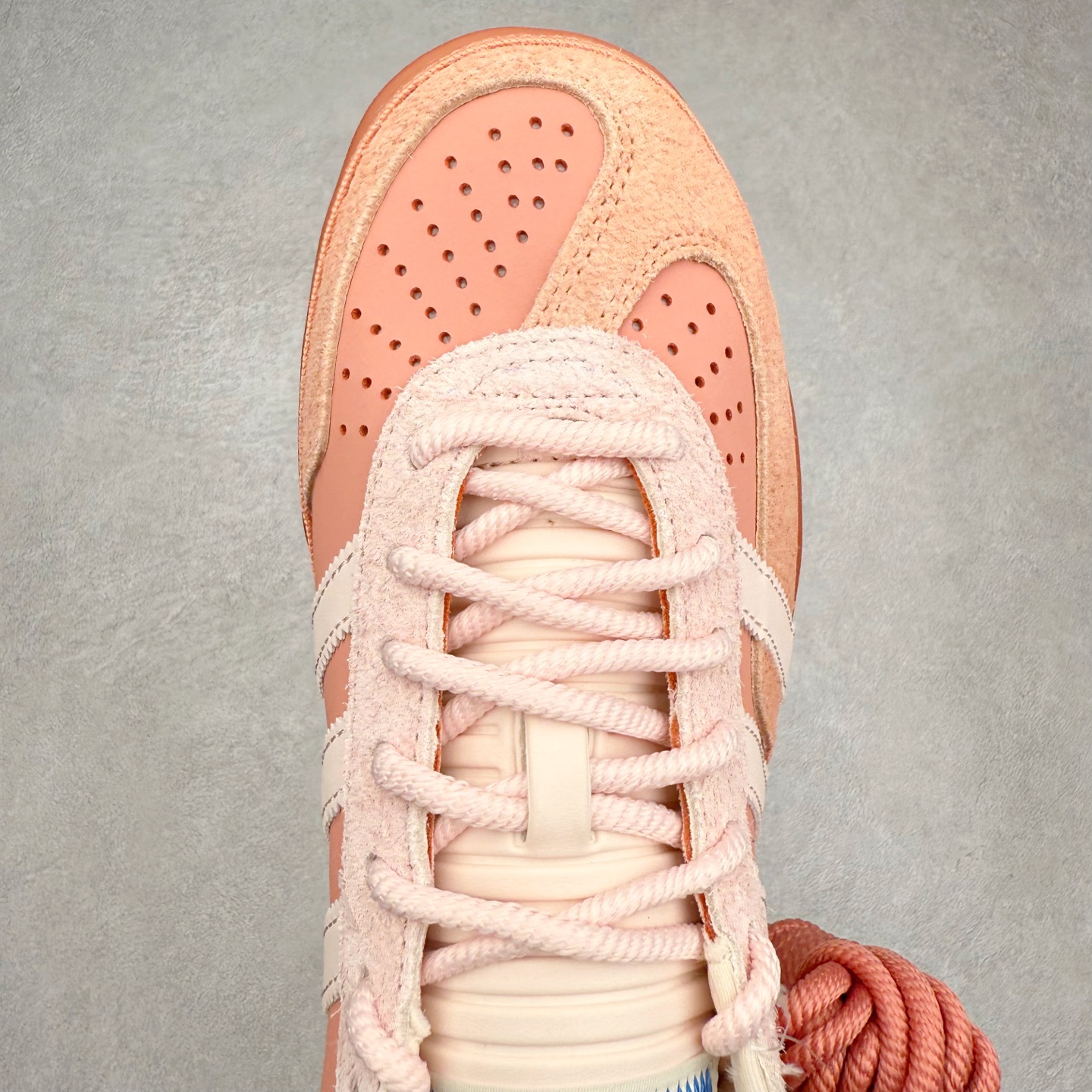 图片[4]-＃S2 Bad Bunny x AD Gazelle Indoor Trainers 坏痞兔联名羚羊内训系列低帮复古百搭休闲运动德训风板鞋 JS5052 Bad Bunny本人在杂志拍摄时率先上脚带一波节奏，emm，手上拿的杂志封面还是Kylie，看来前女友和布克重新约会，这位哥也还是没放下啊…回到鞋款本身，整体选择了简约的黑白皮革搭配浅灰色长绒麂皮材质，最后以半透明生胶大底收尾，质感在线。不同于以往联名的调色盘操作，Bad Bunny对Gazelle indoor进行了加宽加厚处理，以及鞋头变形的设计，带来全新的歪头面包鞋型Gazelle。此外，鞋款标签直接呈现在后跟处，鞋侧adidas标识下方还加入了\\\”benito\\\”字样，辨识度拉满。尺码：35 36 36⅔ 37⅓ 38 38⅔ 39⅓ 40 40⅔ 41⅓ 42 42⅔ 43⅓ 44 44⅔ 45-选品中心