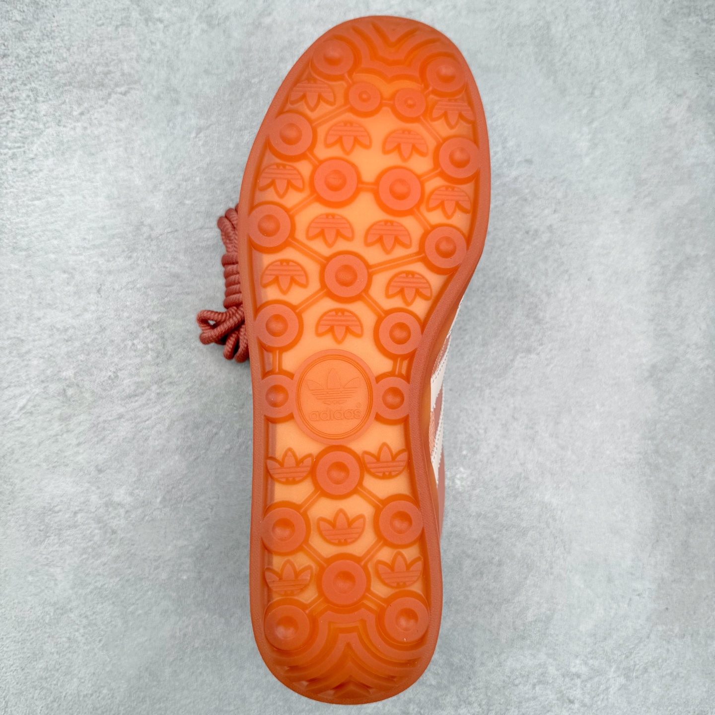 图片[6]-＃S2 Bad Bunny x AD Gazelle Indoor Trainers 坏痞兔联名羚羊内训系列低帮复古百搭休闲运动德训风板鞋 JS5052 Bad Bunny本人在杂志拍摄时率先上脚带一波节奏，emm，手上拿的杂志封面还是Kylie，看来前女友和布克重新约会，这位哥也还是没放下啊…回到鞋款本身，整体选择了简约的黑白皮革搭配浅灰色长绒麂皮材质，最后以半透明生胶大底收尾，质感在线。不同于以往联名的调色盘操作，Bad Bunny对Gazelle indoor进行了加宽加厚处理，以及鞋头变形的设计，带来全新的歪头面包鞋型Gazelle。此外，鞋款标签直接呈现在后跟处，鞋侧adidas标识下方还加入了\\\”benito\\\”字样，辨识度拉满。尺码：35 36 36⅔ 37⅓ 38 38⅔ 39⅓ 40 40⅔ 41⅓ 42 42⅔ 43⅓ 44 44⅔ 45-选品中心