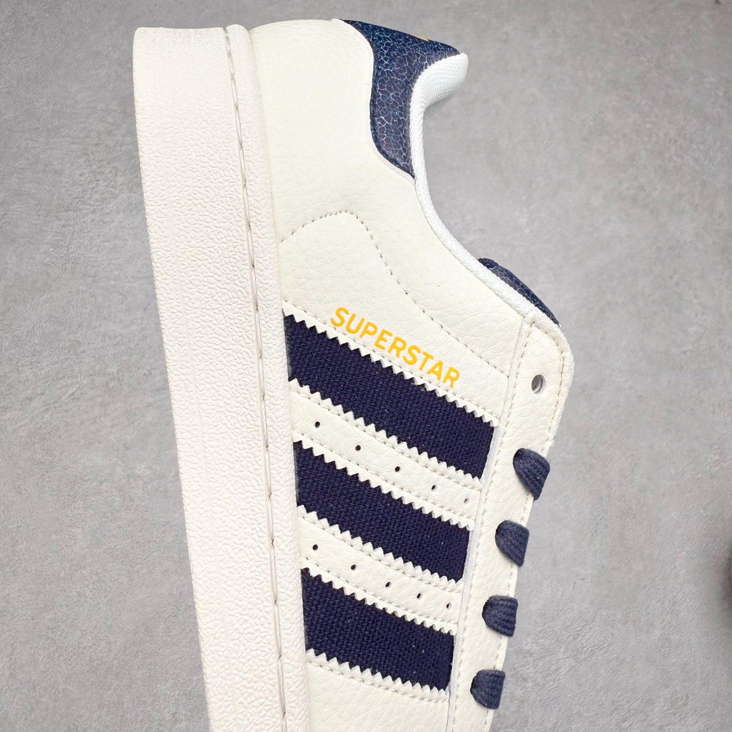 图片[6]-AD Originals Superstar 经典复古贝壳头板鞋 JR6989 诞生于1969年 是第一双将全皮面鞋 身与橡胶鞋头结合在一起的低帮篮球鞋 Superstar最开始 是作为高帮篮球鞋Pro Model的低帮版本而出现的 但因为其独特和醒目的橡胶鞋头造型而让大家熟知 被大家形象地称为\\\”shelltoe\\\”贝壳头 在70年代的美国职业篮球场上 接近3/4的NBA球员都将这双Superstar作为场上用鞋 80年代之后 经过不断的改良和发展 Superstar逐渐成为横跨时装、音乐、街头文化、休闲和运动等各大领域的时尚潮鞋 尺码：36 36.5 37 38 38.5 39 40 40.5 41 42 42.5 43 44 44.5 45-选品中心