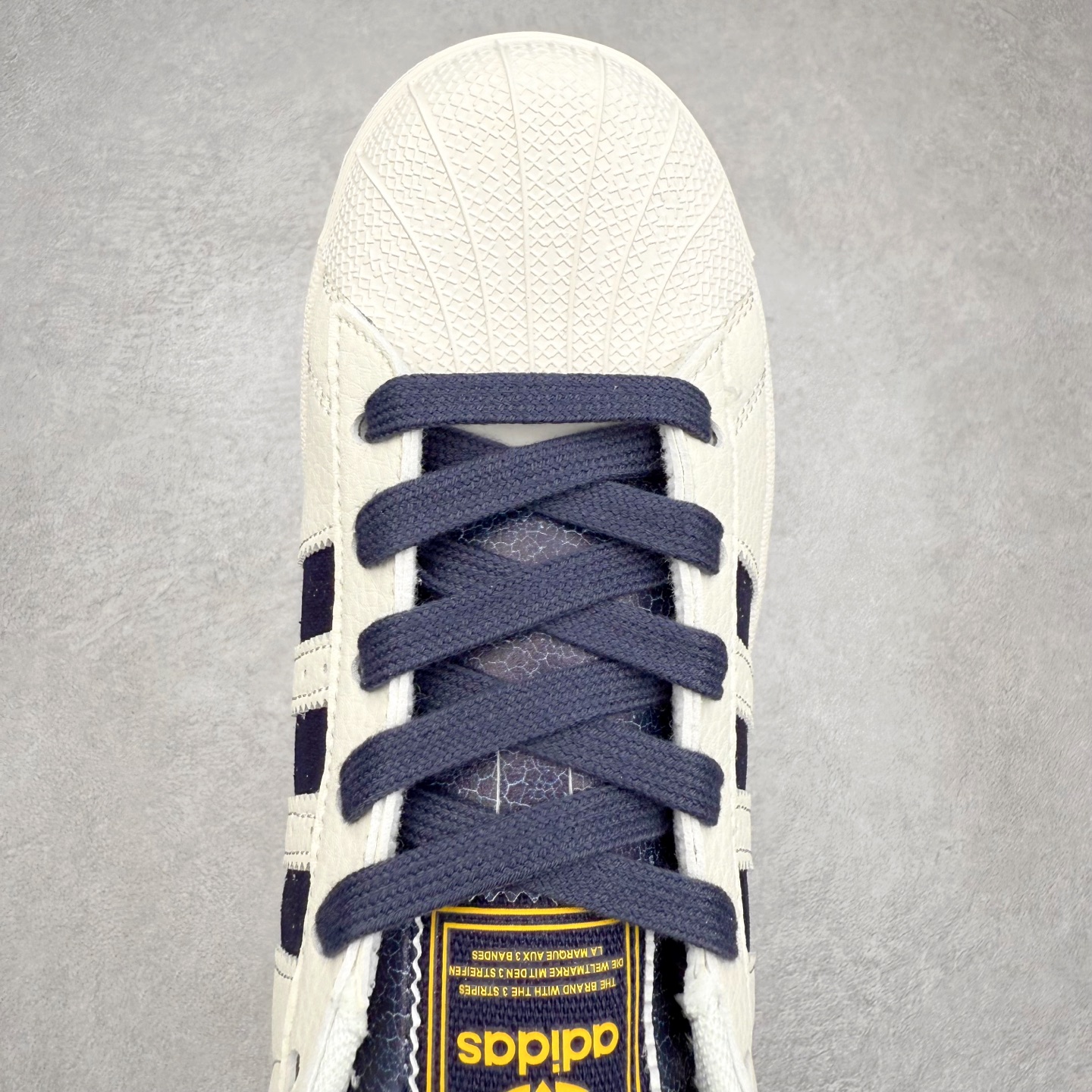 图片[4]-AD Originals Superstar 经典复古贝壳头板鞋 JR6989 诞生于1969年 是第一双将全皮面鞋 身与橡胶鞋头结合在一起的低帮篮球鞋 Superstar最开始 是作为高帮篮球鞋Pro Model的低帮版本而出现的 但因为其独特和醒目的橡胶鞋头造型而让大家熟知 被大家形象地称为\\\”shelltoe\\\”贝壳头 在70年代的美国职业篮球场上 接近3/4的NBA球员都将这双Superstar作为场上用鞋 80年代之后 经过不断的改良和发展 Superstar逐渐成为横跨时装、音乐、街头文化、休闲和运动等各大领域的时尚潮鞋 尺码：36 36.5 37 38 38.5 39 40 40.5 41 42 42.5 43 44 44.5 45-选品中心