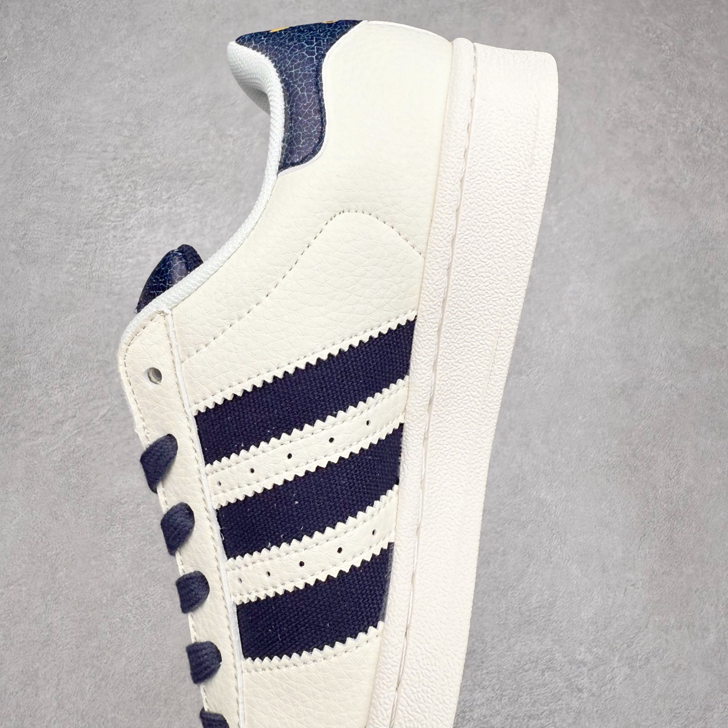 图片[7]-AD Originals Superstar 经典复古贝壳头板鞋 JR6989 诞生于1969年 是第一双将全皮面鞋 身与橡胶鞋头结合在一起的低帮篮球鞋 Superstar最开始 是作为高帮篮球鞋Pro Model的低帮版本而出现的 但因为其独特和醒目的橡胶鞋头造型而让大家熟知 被大家形象地称为\\\”shelltoe\\\”贝壳头 在70年代的美国职业篮球场上 接近3/4的NBA球员都将这双Superstar作为场上用鞋 80年代之后 经过不断的改良和发展 Superstar逐渐成为横跨时装、音乐、街头文化、休闲和运动等各大领域的时尚潮鞋 尺码：36 36.5 37 38 38.5 39 40 40.5 41 42 42.5 43 44 44.5 45-选品中心