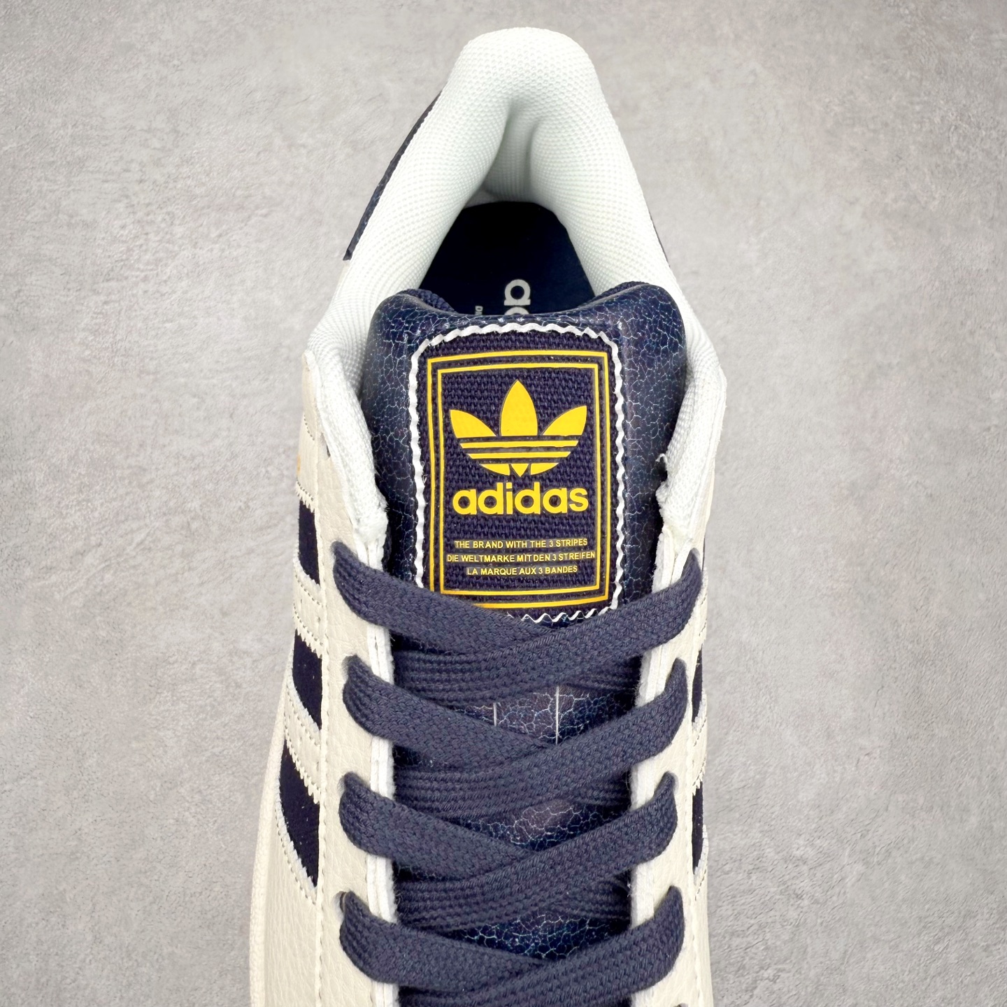 图片[5]-AD Originals Superstar 经典复古贝壳头板鞋 JR6989 诞生于1969年 是第一双将全皮面鞋 身与橡胶鞋头结合在一起的低帮篮球鞋 Superstar最开始 是作为高帮篮球鞋Pro Model的低帮版本而出现的 但因为其独特和醒目的橡胶鞋头造型而让大家熟知 被大家形象地称为\\\”shelltoe\\\”贝壳头 在70年代的美国职业篮球场上 接近3/4的NBA球员都将这双Superstar作为场上用鞋 80年代之后 经过不断的改良和发展 Superstar逐渐成为横跨时装、音乐、街头文化、休闲和运动等各大领域的时尚潮鞋 尺码：36 36.5 37 38 38.5 39 40 40.5 41 42 42.5 43 44 44.5 45-选品中心