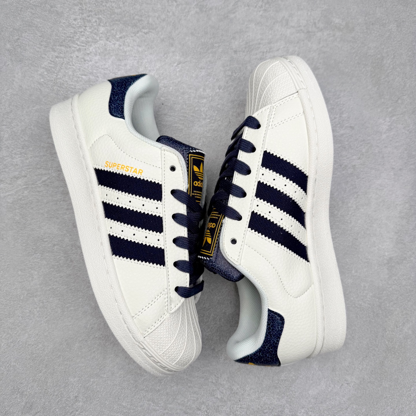 图片[3]-AD Originals Superstar 经典复古贝壳头板鞋 JR6989 诞生于1969年 是第一双将全皮面鞋 身与橡胶鞋头结合在一起的低帮篮球鞋 Superstar最开始 是作为高帮篮球鞋Pro Model的低帮版本而出现的 但因为其独特和醒目的橡胶鞋头造型而让大家熟知 被大家形象地称为\\\”shelltoe\\\”贝壳头 在70年代的美国职业篮球场上 接近3/4的NBA球员都将这双Superstar作为场上用鞋 80年代之后 经过不断的改良和发展 Superstar逐渐成为横跨时装、音乐、街头文化、休闲和运动等各大领域的时尚潮鞋 尺码：36 36.5 37 38 38.5 39 40 40.5 41 42 42.5 43 44 44.5 45-选品中心