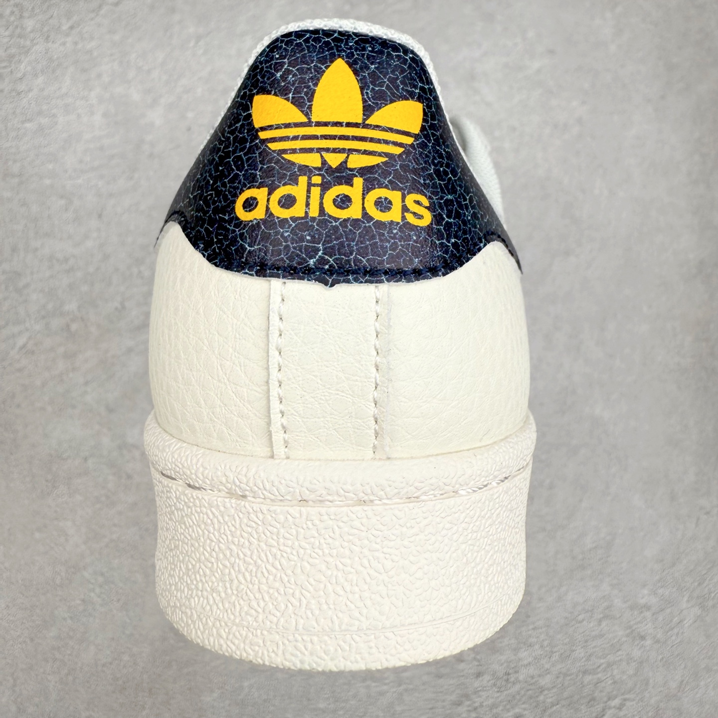 图片[8]-AD Originals Superstar 经典复古贝壳头板鞋 JR6989 诞生于1969年 是第一双将全皮面鞋 身与橡胶鞋头结合在一起的低帮篮球鞋 Superstar最开始 是作为高帮篮球鞋Pro Model的低帮版本而出现的 但因为其独特和醒目的橡胶鞋头造型而让大家熟知 被大家形象地称为\\\”shelltoe\\\”贝壳头 在70年代的美国职业篮球场上 接近3/4的NBA球员都将这双Superstar作为场上用鞋 80年代之后 经过不断的改良和发展 Superstar逐渐成为横跨时装、音乐、街头文化、休闲和运动等各大领域的时尚潮鞋 尺码：36 36.5 37 38 38.5 39 40 40.5 41 42 42.5 43 44 44.5 45-选品中心