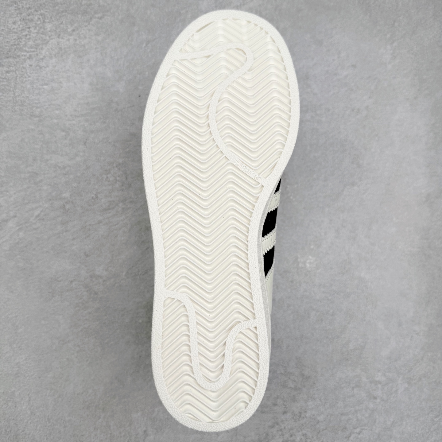 图片[9]-AD Originals Superstar 经典复古贝壳头板鞋 JR6989 诞生于1969年 是第一双将全皮面鞋 身与橡胶鞋头结合在一起的低帮篮球鞋 Superstar最开始 是作为高帮篮球鞋Pro Model的低帮版本而出现的 但因为其独特和醒目的橡胶鞋头造型而让大家熟知 被大家形象地称为\\\”shelltoe\\\”贝壳头 在70年代的美国职业篮球场上 接近3/4的NBA球员都将这双Superstar作为场上用鞋 80年代之后 经过不断的改良和发展 Superstar逐渐成为横跨时装、音乐、街头文化、休闲和运动等各大领域的时尚潮鞋 尺码：36 36.5 37 38 38.5 39 40 40.5 41 42 42.5 43 44 44.5 45-选品中心