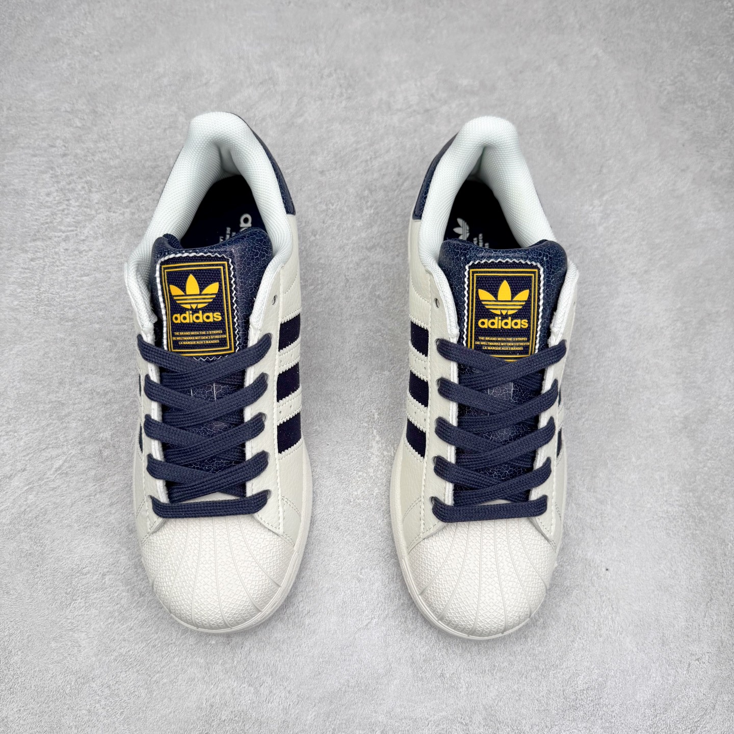 图片[2]-AD Originals Superstar 经典复古贝壳头板鞋 JR6989 诞生于1969年 是第一双将全皮面鞋 身与橡胶鞋头结合在一起的低帮篮球鞋 Superstar最开始 是作为高帮篮球鞋Pro Model的低帮版本而出现的 但因为其独特和醒目的橡胶鞋头造型而让大家熟知 被大家形象地称为\\\”shelltoe\\\”贝壳头 在70年代的美国职业篮球场上 接近3/4的NBA球员都将这双Superstar作为场上用鞋 80年代之后 经过不断的改良和发展 Superstar逐渐成为横跨时装、音乐、街头文化、休闲和运动等各大领域的时尚潮鞋 尺码：36 36.5 37 38 38.5 39 40 40.5 41 42 42.5 43 44 44.5 45-选品中心