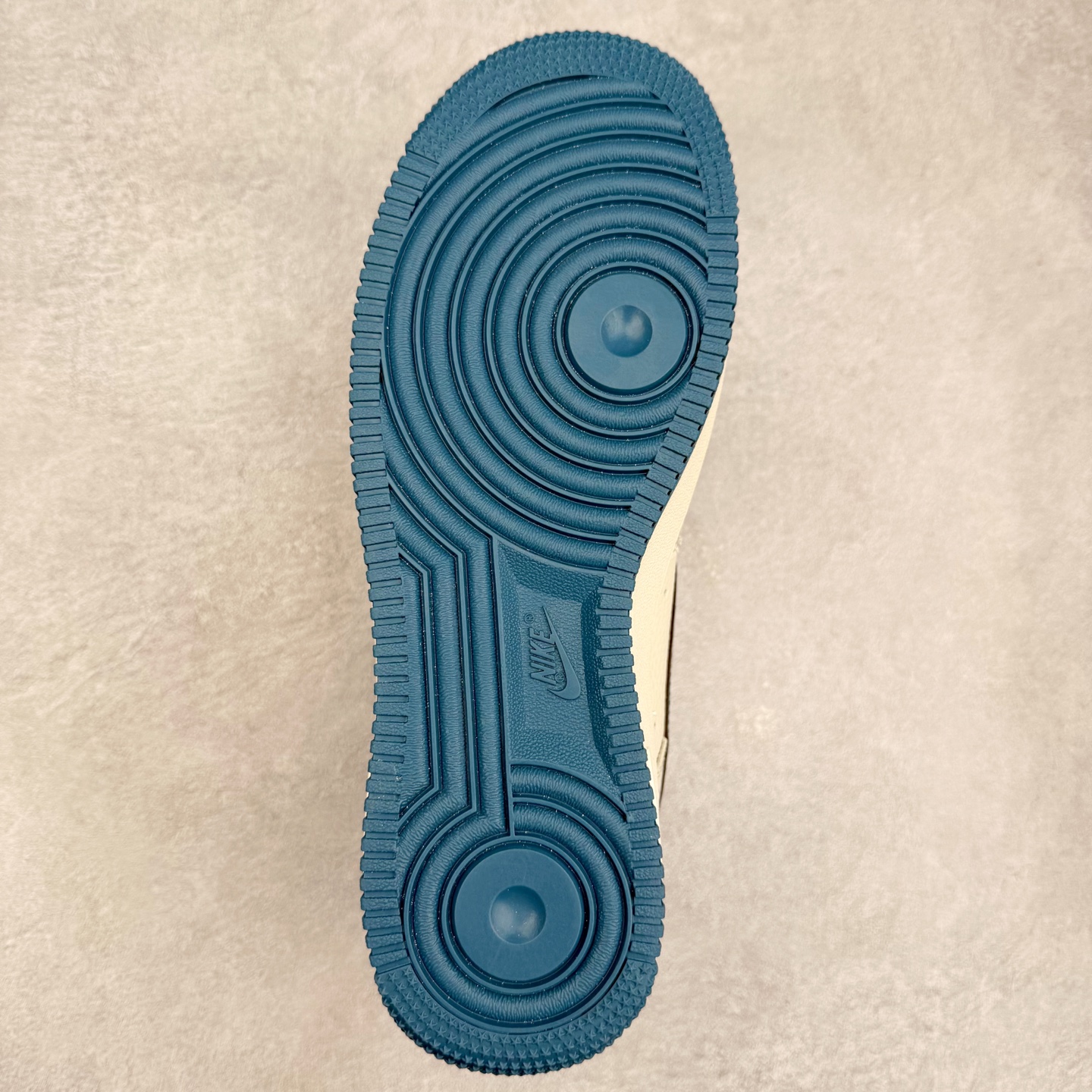 图片[9]-NK Air Force 1´07 Low 空军一号低帮百搭休闲运动板鞋 BZ6880-105 柔软、弹性十足的缓震性能和出色的中底设计 横跨复古与现代的外型结合 造就出风靡全球 三十多年的Force 1 直到今天还深受青睐 实拍调校N版已经零色差零失真 百分百还原实物色彩所见即所得 不存在货不对板色差等低级问题 选购参考实物拍摄 不混卖不参货 只用心做好货严格选品 承诺混一赔十 尺码：36 36.5 37.5 38 38.5 39 40 40.5 41 42 42.5 43 44 44.5 45-选品中心