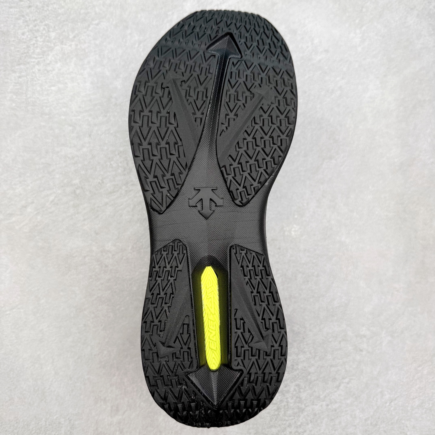 图片[9]-DESCENTE Enerzite 迪桑特舒适百搭织物耐磨回弹低帮跑步鞋 DESCENTE（迪桑特）创立于1935年，品牌名取自法语词汇，意为“滑降”。品牌箭头标识代表滑雪的三种技术“高速直线滑行”、“穿越”和“侧滑”，也寓意品牌在打造高端专业运动产品中不断追求完美的创新精神，致力于成为中国高端专业滑雪、综训、女子、铁人三项、高尔夫的第一品牌。实拍调校N版已经零色差零失真 百分百还原实物色彩所见即所得 不存在货不对板色差等低级问题 选购参考实物拍摄 不混卖不参货 只用心做好货严格选品 承诺混一赔十 尺码：36 36.5 37.5 38 38.5 39 40 40.5 41 42 42.5 43 44 44.5 45-选品中心