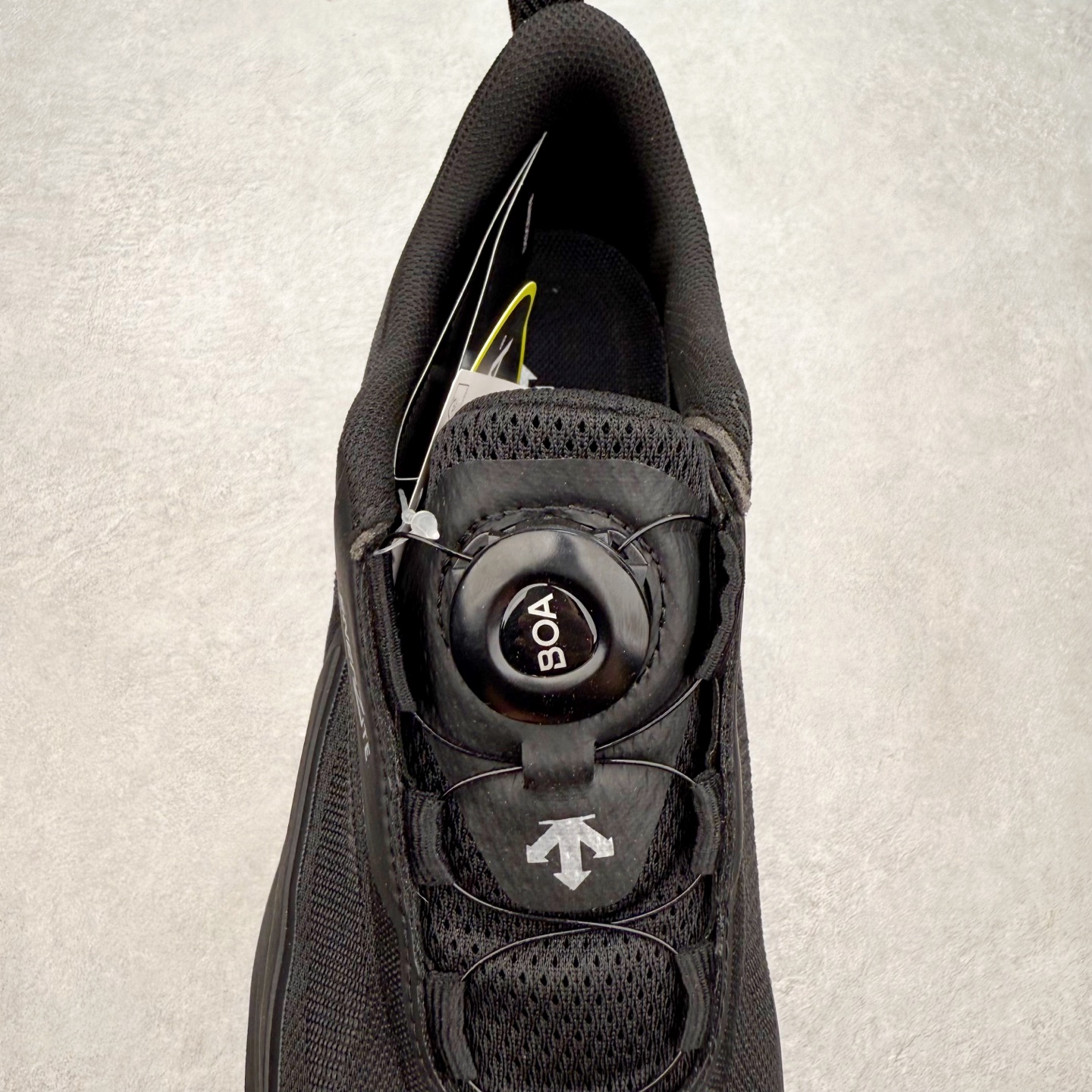 图片[5]-DESCENTE Enerzite 迪桑特舒适百搭织物耐磨回弹低帮跑步鞋 DESCENTE（迪桑特）创立于1935年，品牌名取自法语词汇，意为“滑降”。品牌箭头标识代表滑雪的三种技术“高速直线滑行”、“穿越”和“侧滑”，也寓意品牌在打造高端专业运动产品中不断追求完美的创新精神，致力于成为中国高端专业滑雪、综训、女子、铁人三项、高尔夫的第一品牌。实拍调校N版已经零色差零失真 百分百还原实物色彩所见即所得 不存在货不对板色差等低级问题 选购参考实物拍摄 不混卖不参货 只用心做好货严格选品 承诺混一赔十 尺码：36 36.5 37.5 38 38.5 39 40 40.5 41 42 42.5 43 44 44.5 45-选品中心