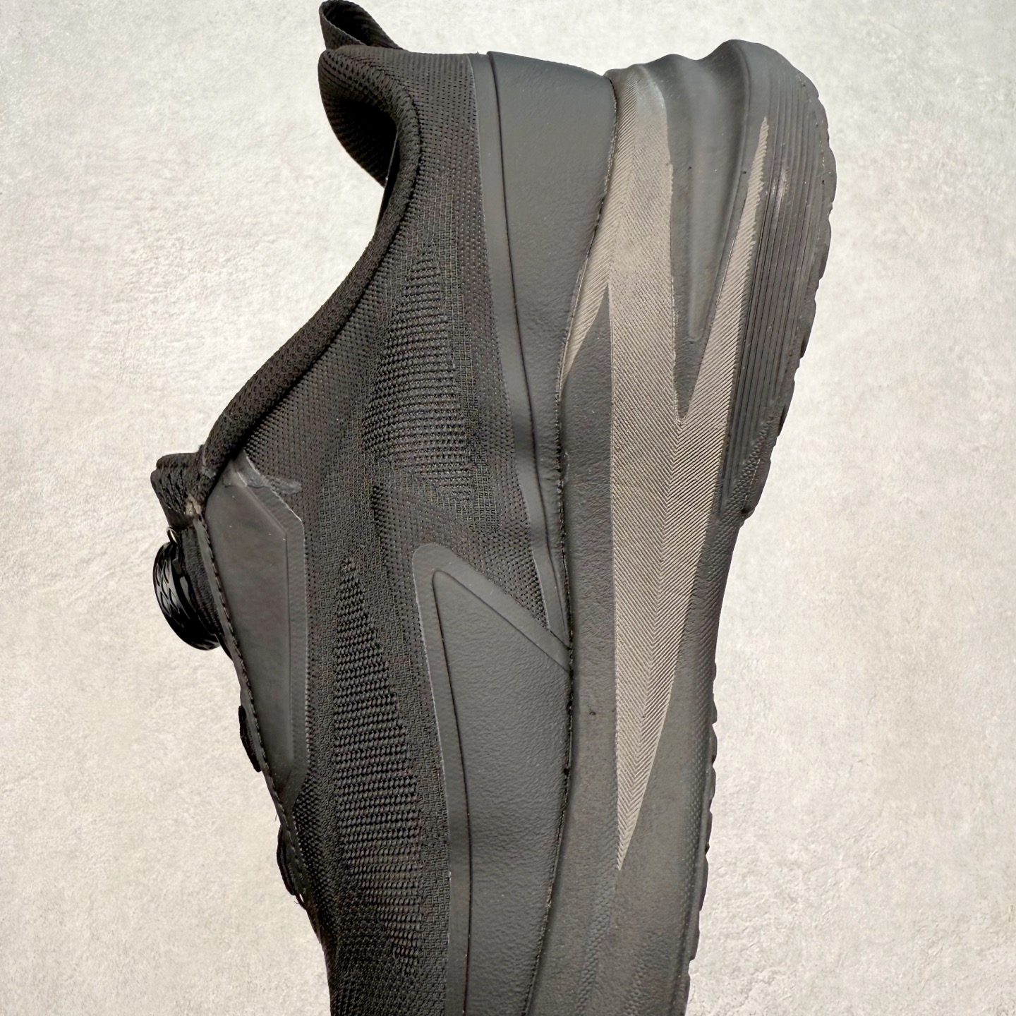 图片[7]-DESCENTE Enerzite 迪桑特舒适百搭织物耐磨回弹低帮跑步鞋 DESCENTE（迪桑特）创立于1935年，品牌名取自法语词汇，意为“滑降”。品牌箭头标识代表滑雪的三种技术“高速直线滑行”、“穿越”和“侧滑”，也寓意品牌在打造高端专业运动产品中不断追求完美的创新精神，致力于成为中国高端专业滑雪、综训、女子、铁人三项、高尔夫的第一品牌。实拍调校N版已经零色差零失真 百分百还原实物色彩所见即所得 不存在货不对板色差等低级问题 选购参考实物拍摄 不混卖不参货 只用心做好货严格选品 承诺混一赔十 尺码：36 36.5 37.5 38 38.5 39 40 40.5 41 42 42.5 43 44 44.5 45-选品中心