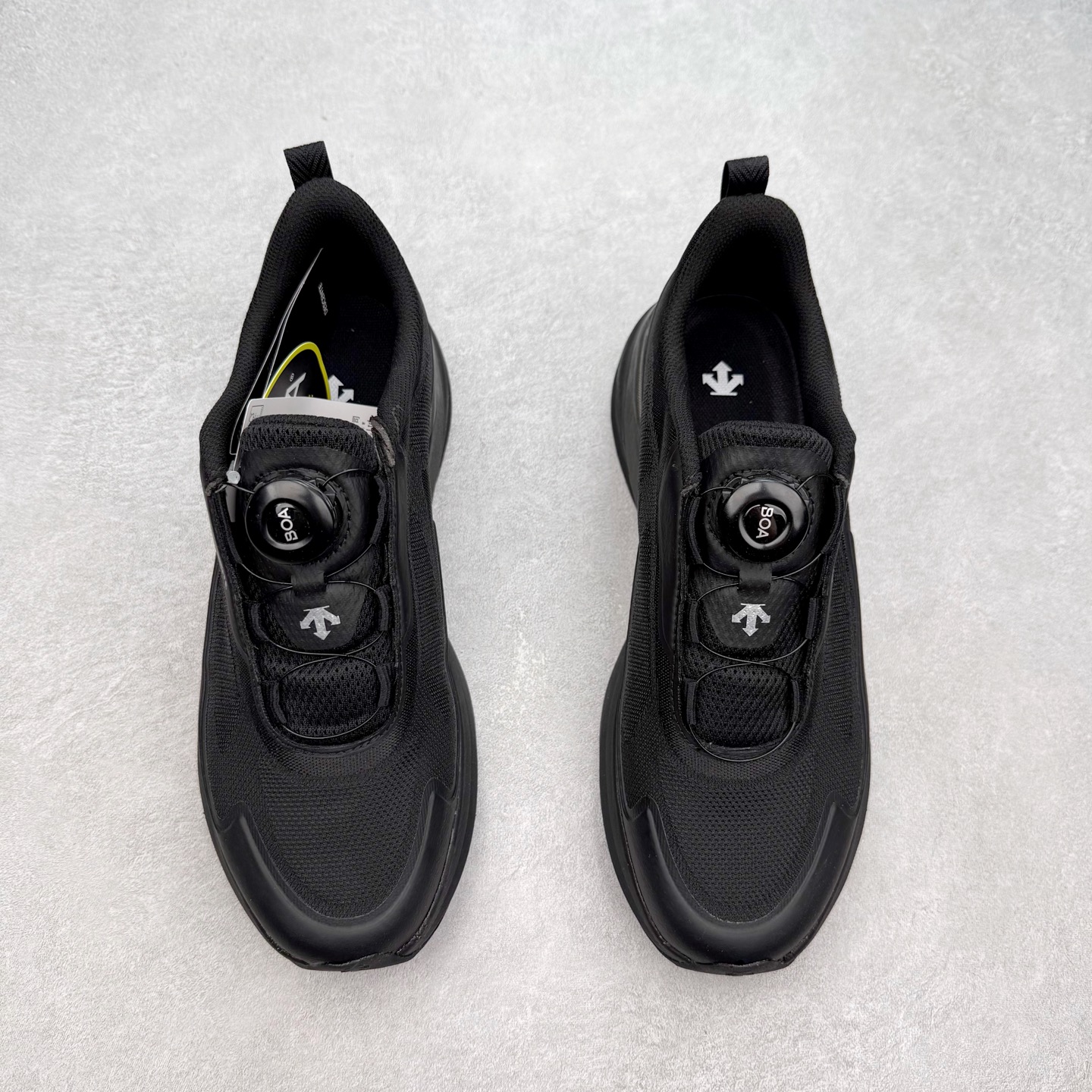 图片[2]-DESCENTE Enerzite 迪桑特舒适百搭织物耐磨回弹低帮跑步鞋 DESCENTE（迪桑特）创立于1935年，品牌名取自法语词汇，意为“滑降”。品牌箭头标识代表滑雪的三种技术“高速直线滑行”、“穿越”和“侧滑”，也寓意品牌在打造高端专业运动产品中不断追求完美的创新精神，致力于成为中国高端专业滑雪、综训、女子、铁人三项、高尔夫的第一品牌。实拍调校N版已经零色差零失真 百分百还原实物色彩所见即所得 不存在货不对板色差等低级问题 选购参考实物拍摄 不混卖不参货 只用心做好货严格选品 承诺混一赔十 尺码：36 36.5 37.5 38 38.5 39 40 40.5 41 42 42.5 43 44 44.5 45-选品中心