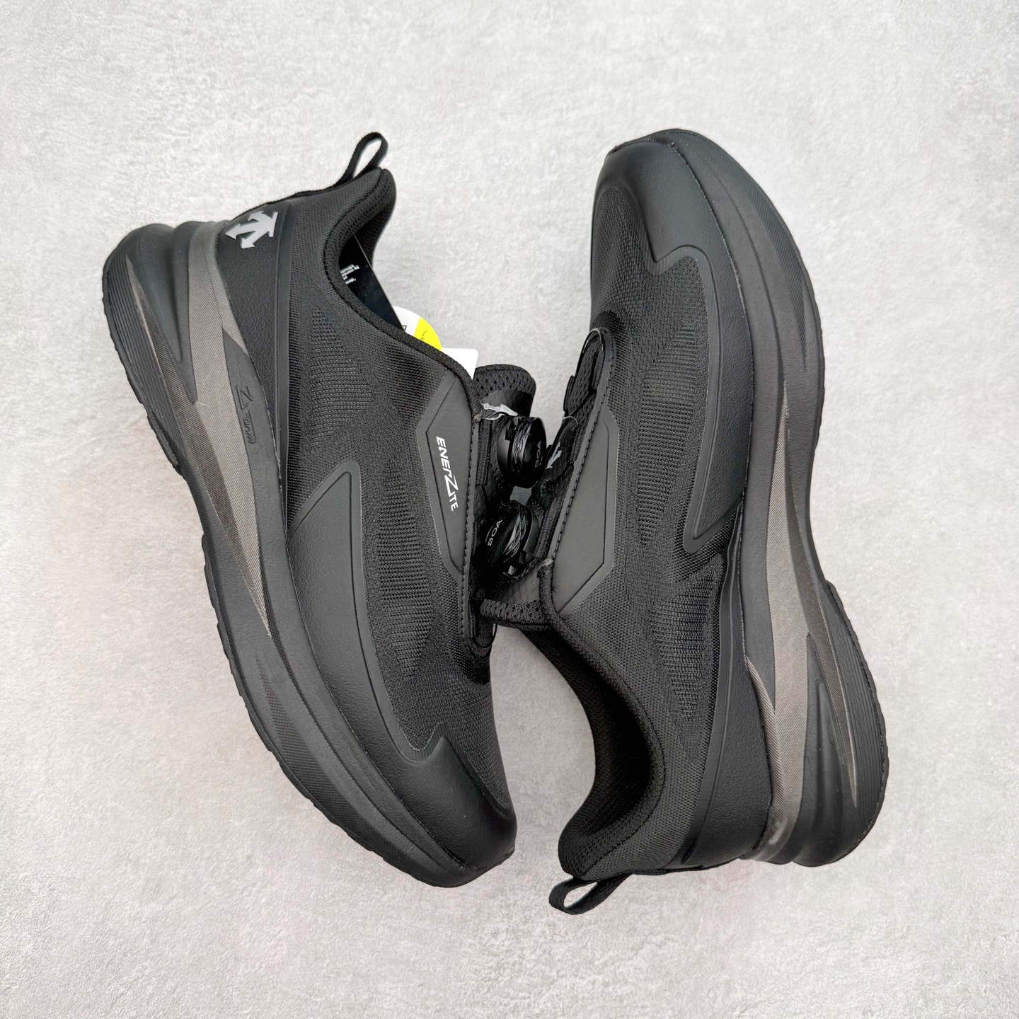 图片[3]-DESCENTE Enerzite 迪桑特舒适百搭织物耐磨回弹低帮跑步鞋 DESCENTE（迪桑特）创立于1935年，品牌名取自法语词汇，意为“滑降”。品牌箭头标识代表滑雪的三种技术“高速直线滑行”、“穿越”和“侧滑”，也寓意品牌在打造高端专业运动产品中不断追求完美的创新精神，致力于成为中国高端专业滑雪、综训、女子、铁人三项、高尔夫的第一品牌。实拍调校N版已经零色差零失真 百分百还原实物色彩所见即所得 不存在货不对板色差等低级问题 选购参考实物拍摄 不混卖不参货 只用心做好货严格选品 承诺混一赔十 尺码：36 36.5 37.5 38 38.5 39 40 40.5 41 42 42.5 43 44 44.5 45-选品中心