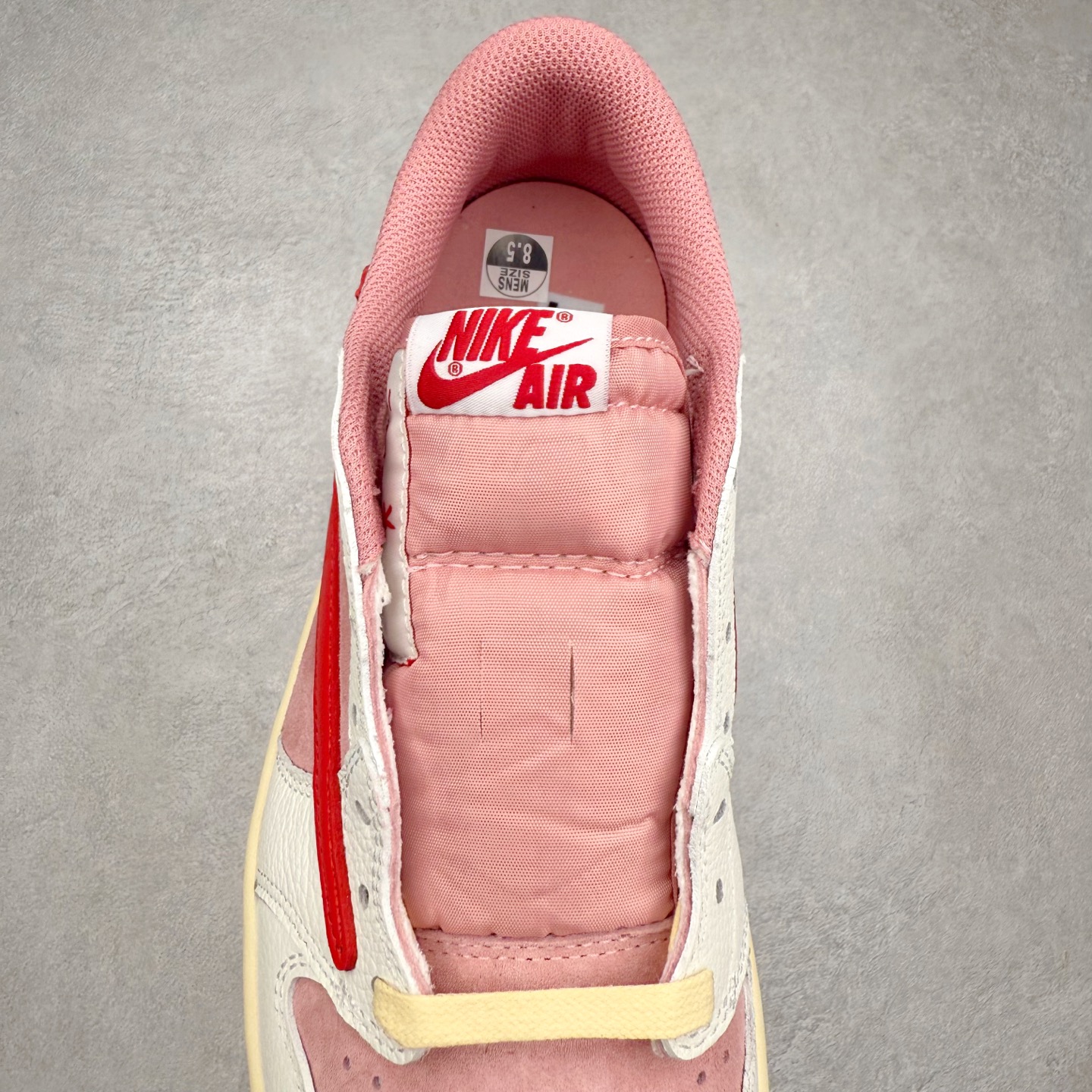 图片[5]-＃KZ神版莞产 Travis Scott x Air Jordan AJ1 Low OG SP TS联名倒钩低帮 白粉红 DM7866-100 全系列配色 外贸特供批次 新配色不断更新开发 市场中端王者 全套原纸板楦头开发 确保原汁原味 完美呈现一代版型 一比一鞋头弧度高度鞋身弧度 此版本只针对中端市场 细节品控鞋型随意秒杀市面同价位 鞋型完美 不臃肿别扭 头层皮料加持 用料绝不含糊 进口玻璃冲刀皮料裁剪零毛边 电脑针车工艺 超高鞋面清洁度 最高QC检验标准 控制溢胶瑕疵 原盒原配 飞翼3D高频深度立体 工艺方面大到整体鞋型 漏斗收腰 底线拉帮 LOGO立体程度 小到针眼排布 载片对称 冲孔效果 鞋标规范 鞋垫背胶等等 无一不是口碑收割 每双都是一个回头客 尺码：36 36.5 37.5 38 38.5 39 40 40.5 41 42 42.5 43 44 44.5 45 46 47.5-选品中心