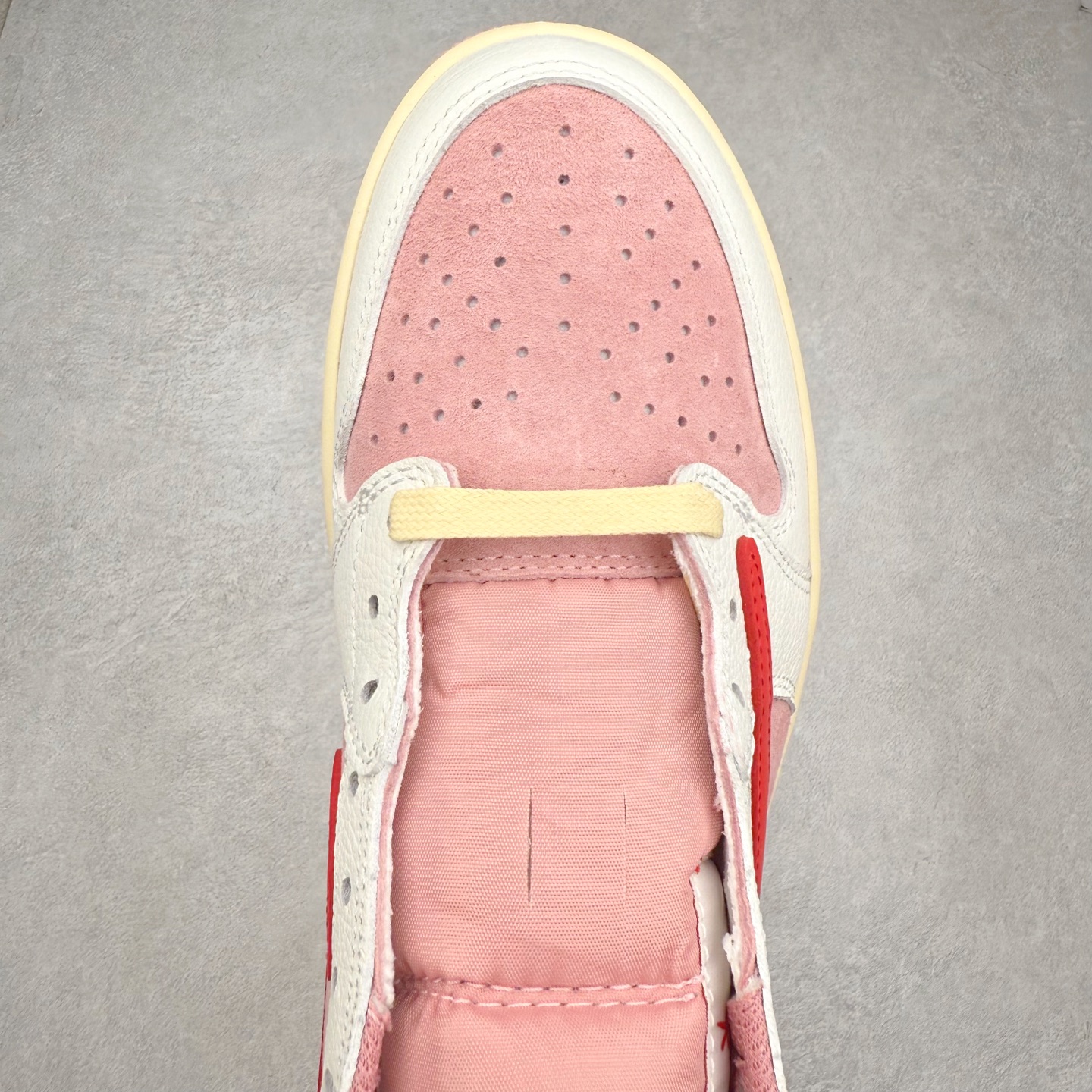 图片[4]-＃KZ神版莞产 Travis Scott x Air Jordan AJ1 Low OG SP TS联名倒钩低帮 白粉红 DM7866-100 全系列配色 外贸特供批次 新配色不断更新开发 市场中端王者 全套原纸板楦头开发 确保原汁原味 完美呈现一代版型 一比一鞋头弧度高度鞋身弧度 此版本只针对中端市场 细节品控鞋型随意秒杀市面同价位 鞋型完美 不臃肿别扭 头层皮料加持 用料绝不含糊 进口玻璃冲刀皮料裁剪零毛边 电脑针车工艺 超高鞋面清洁度 最高QC检验标准 控制溢胶瑕疵 原盒原配 飞翼3D高频深度立体 工艺方面大到整体鞋型 漏斗收腰 底线拉帮 LOGO立体程度 小到针眼排布 载片对称 冲孔效果 鞋标规范 鞋垫背胶等等 无一不是口碑收割 每双都是一个回头客 尺码：36 36.5 37.5 38 38.5 39 40 40.5 41 42 42.5 43 44 44.5 45 46 47.5-选品中心