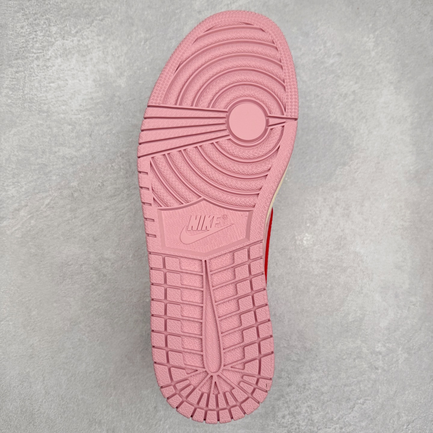 图片[9]-＃KZ神版莞产 Travis Scott x Air Jordan AJ1 Low OG SP TS联名倒钩低帮 白粉红 DM7866-100 全系列配色 外贸特供批次 新配色不断更新开发 市场中端王者 全套原纸板楦头开发 确保原汁原味 完美呈现一代版型 一比一鞋头弧度高度鞋身弧度 此版本只针对中端市场 细节品控鞋型随意秒杀市面同价位 鞋型完美 不臃肿别扭 头层皮料加持 用料绝不含糊 进口玻璃冲刀皮料裁剪零毛边 电脑针车工艺 超高鞋面清洁度 最高QC检验标准 控制溢胶瑕疵 原盒原配 飞翼3D高频深度立体 工艺方面大到整体鞋型 漏斗收腰 底线拉帮 LOGO立体程度 小到针眼排布 载片对称 冲孔效果 鞋标规范 鞋垫背胶等等 无一不是口碑收割 每双都是一个回头客 尺码：36 36.5 37.5 38 38.5 39 40 40.5 41 42 42.5 43 44 44.5 45 46 47.5-选品中心