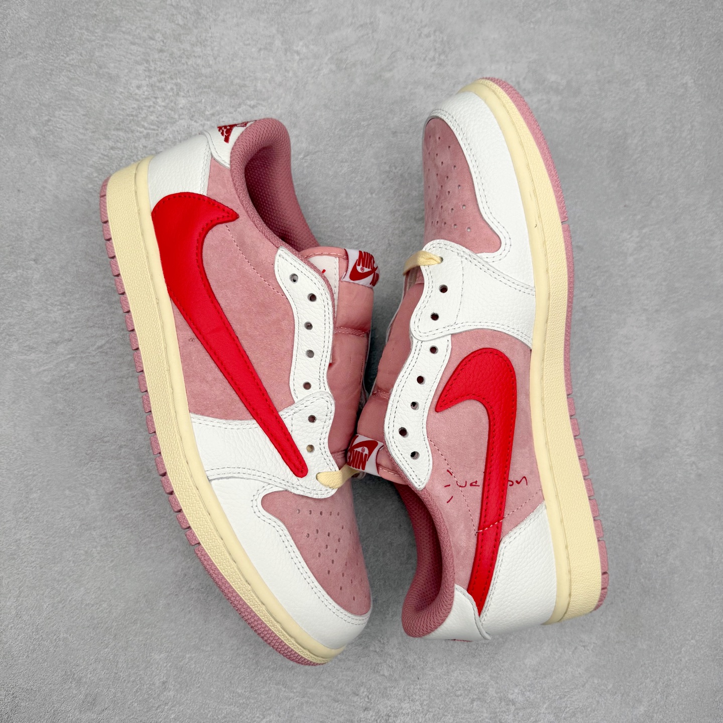 图片[3]-＃KZ神版莞产 Travis Scott x Air Jordan AJ1 Low OG SP TS联名倒钩低帮 白粉红 DM7866-100 全系列配色 外贸特供批次 新配色不断更新开发 市场中端王者 全套原纸板楦头开发 确保原汁原味 完美呈现一代版型 一比一鞋头弧度高度鞋身弧度 此版本只针对中端市场 细节品控鞋型随意秒杀市面同价位 鞋型完美 不臃肿别扭 头层皮料加持 用料绝不含糊 进口玻璃冲刀皮料裁剪零毛边 电脑针车工艺 超高鞋面清洁度 最高QC检验标准 控制溢胶瑕疵 原盒原配 飞翼3D高频深度立体 工艺方面大到整体鞋型 漏斗收腰 底线拉帮 LOGO立体程度 小到针眼排布 载片对称 冲孔效果 鞋标规范 鞋垫背胶等等 无一不是口碑收割 每双都是一个回头客 尺码：36 36.5 37.5 38 38.5 39 40 40.5 41 42 42.5 43 44 44.5 45 46 47.5-选品中心