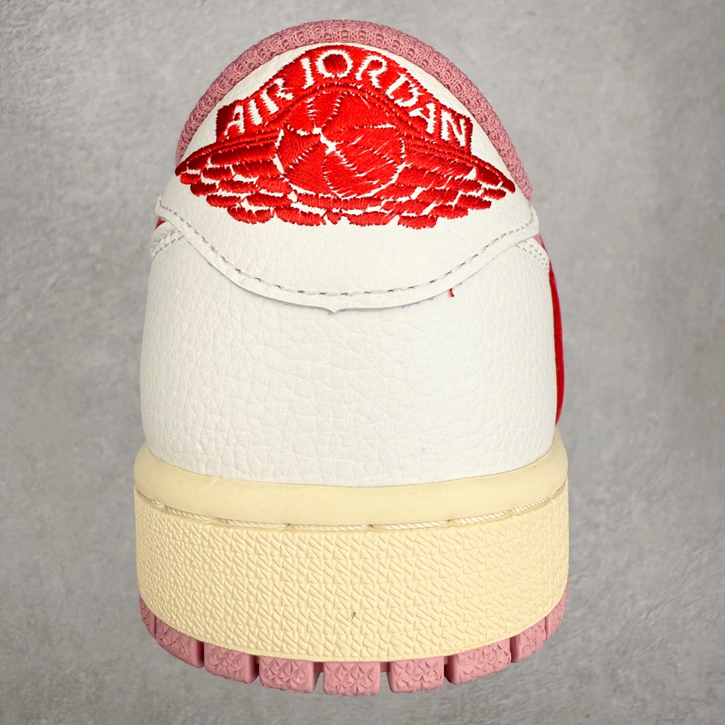 图片[8]-＃KZ神版莞产 Travis Scott x Air Jordan AJ1 Low OG SP TS联名倒钩低帮 白粉红 DM7866-100 全系列配色 外贸特供批次 新配色不断更新开发 市场中端王者 全套原纸板楦头开发 确保原汁原味 完美呈现一代版型 一比一鞋头弧度高度鞋身弧度 此版本只针对中端市场 细节品控鞋型随意秒杀市面同价位 鞋型完美 不臃肿别扭 头层皮料加持 用料绝不含糊 进口玻璃冲刀皮料裁剪零毛边 电脑针车工艺 超高鞋面清洁度 最高QC检验标准 控制溢胶瑕疵 原盒原配 飞翼3D高频深度立体 工艺方面大到整体鞋型 漏斗收腰 底线拉帮 LOGO立体程度 小到针眼排布 载片对称 冲孔效果 鞋标规范 鞋垫背胶等等 无一不是口碑收割 每双都是一个回头客 尺码：36 36.5 37.5 38 38.5 39 40 40.5 41 42 42.5 43 44 44.5 45 46 47.5-选品中心