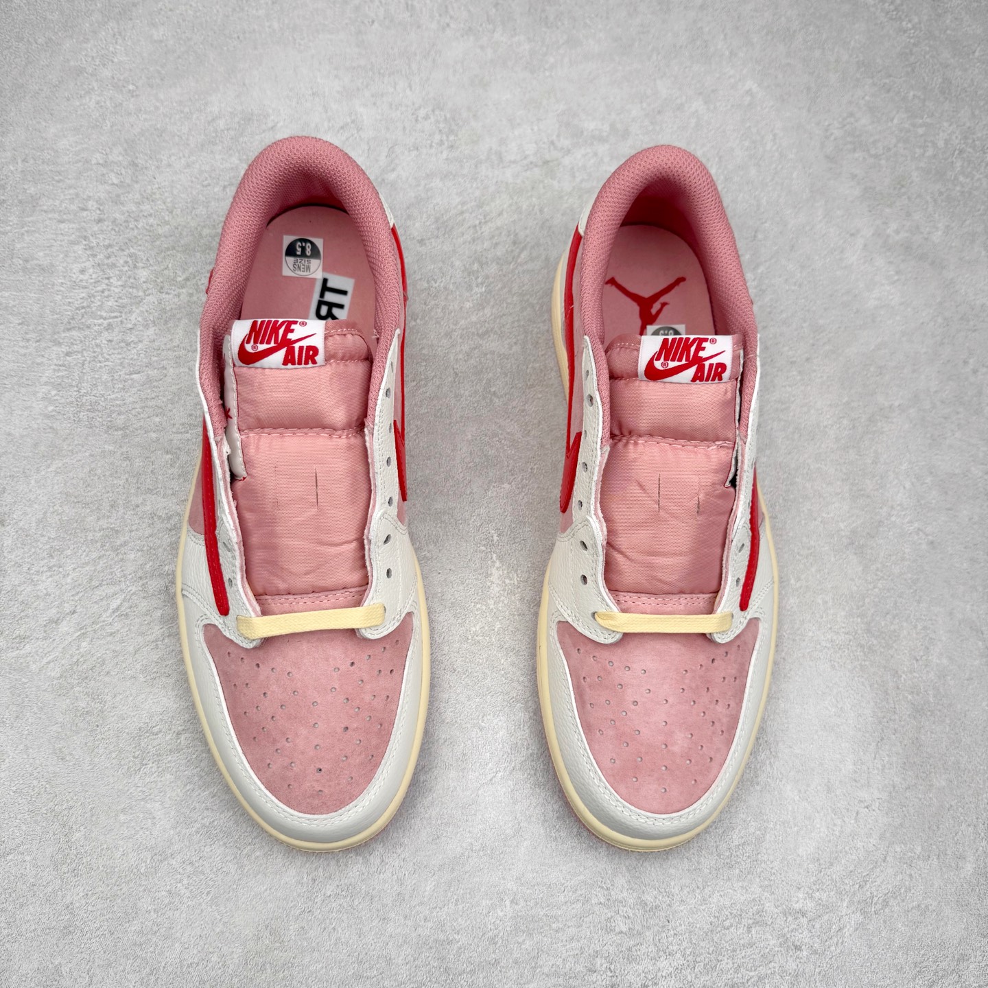 图片[2]-＃KZ神版莞产 Travis Scott x Air Jordan AJ1 Low OG SP TS联名倒钩低帮 白粉红 DM7866-100 全系列配色 外贸特供批次 新配色不断更新开发 市场中端王者 全套原纸板楦头开发 确保原汁原味 完美呈现一代版型 一比一鞋头弧度高度鞋身弧度 此版本只针对中端市场 细节品控鞋型随意秒杀市面同价位 鞋型完美 不臃肿别扭 头层皮料加持 用料绝不含糊 进口玻璃冲刀皮料裁剪零毛边 电脑针车工艺 超高鞋面清洁度 最高QC检验标准 控制溢胶瑕疵 原盒原配 飞翼3D高频深度立体 工艺方面大到整体鞋型 漏斗收腰 底线拉帮 LOGO立体程度 小到针眼排布 载片对称 冲孔效果 鞋标规范 鞋垫背胶等等 无一不是口碑收割 每双都是一个回头客 尺码：36 36.5 37.5 38 38.5 39 40 40.5 41 42 42.5 43 44 44.5 45 46 47.5-选品中心