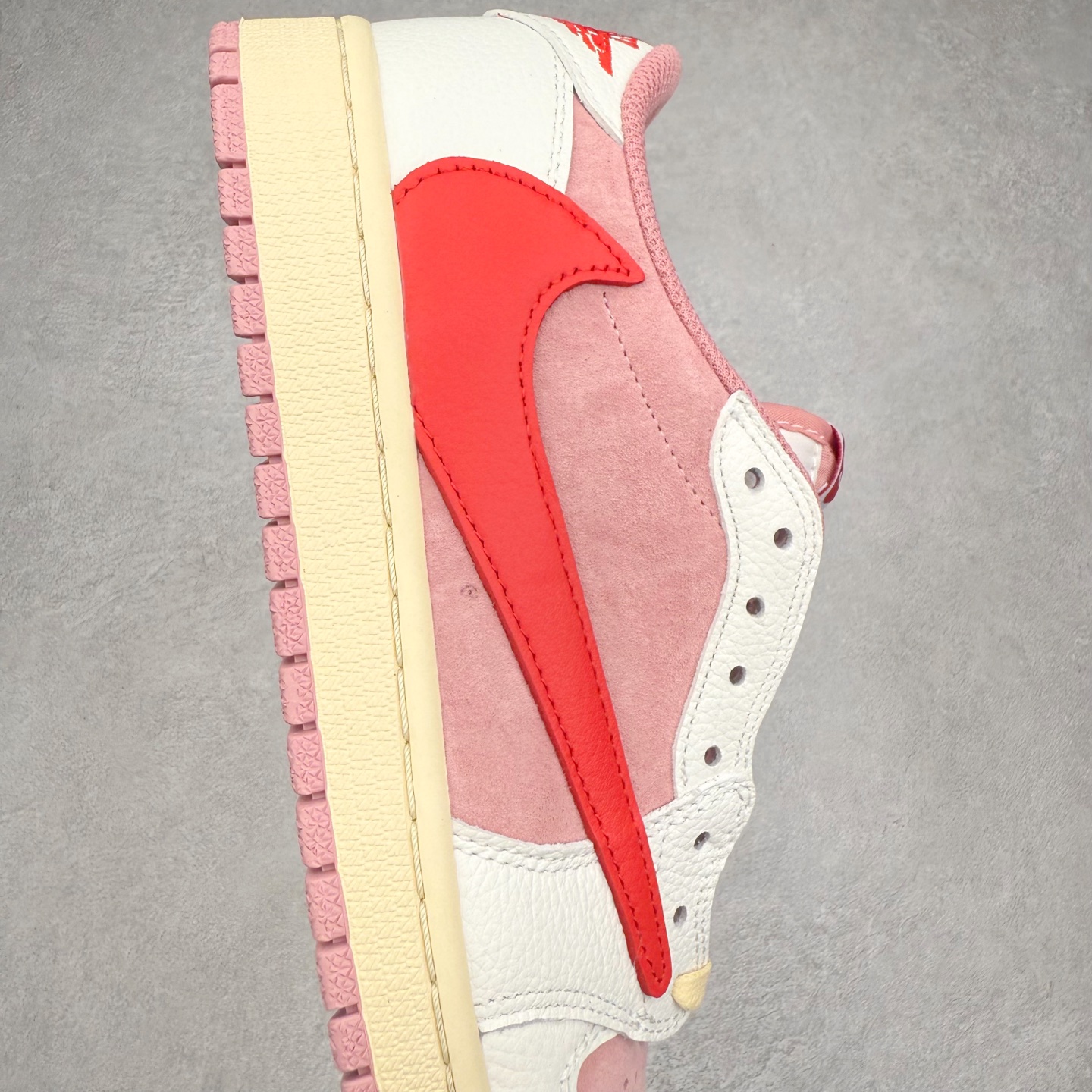 图片[6]-＃KZ神版莞产 Travis Scott x Air Jordan AJ1 Low OG SP TS联名倒钩低帮 白粉红 DM7866-100 全系列配色 外贸特供批次 新配色不断更新开发 市场中端王者 全套原纸板楦头开发 确保原汁原味 完美呈现一代版型 一比一鞋头弧度高度鞋身弧度 此版本只针对中端市场 细节品控鞋型随意秒杀市面同价位 鞋型完美 不臃肿别扭 头层皮料加持 用料绝不含糊 进口玻璃冲刀皮料裁剪零毛边 电脑针车工艺 超高鞋面清洁度 最高QC检验标准 控制溢胶瑕疵 原盒原配 飞翼3D高频深度立体 工艺方面大到整体鞋型 漏斗收腰 底线拉帮 LOGO立体程度 小到针眼排布 载片对称 冲孔效果 鞋标规范 鞋垫背胶等等 无一不是口碑收割 每双都是一个回头客 尺码：36 36.5 37.5 38 38.5 39 40 40.5 41 42 42.5 43 44 44.5 45 46 47.5-选品中心