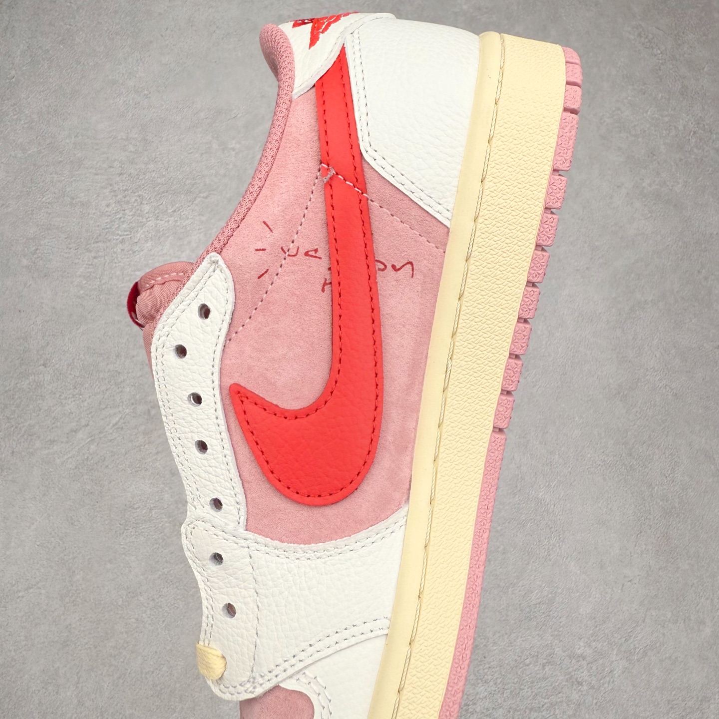 图片[7]-＃KZ神版莞产 Travis Scott x Air Jordan AJ1 Low OG SP TS联名倒钩低帮 白粉红 DM7866-100 全系列配色 外贸特供批次 新配色不断更新开发 市场中端王者 全套原纸板楦头开发 确保原汁原味 完美呈现一代版型 一比一鞋头弧度高度鞋身弧度 此版本只针对中端市场 细节品控鞋型随意秒杀市面同价位 鞋型完美 不臃肿别扭 头层皮料加持 用料绝不含糊 进口玻璃冲刀皮料裁剪零毛边 电脑针车工艺 超高鞋面清洁度 最高QC检验标准 控制溢胶瑕疵 原盒原配 飞翼3D高频深度立体 工艺方面大到整体鞋型 漏斗收腰 底线拉帮 LOGO立体程度 小到针眼排布 载片对称 冲孔效果 鞋标规范 鞋垫背胶等等 无一不是口碑收割 每双都是一个回头客 尺码：36 36.5 37.5 38 38.5 39 40 40.5 41 42 42.5 43 44 44.5 45 46 47.5-选品中心