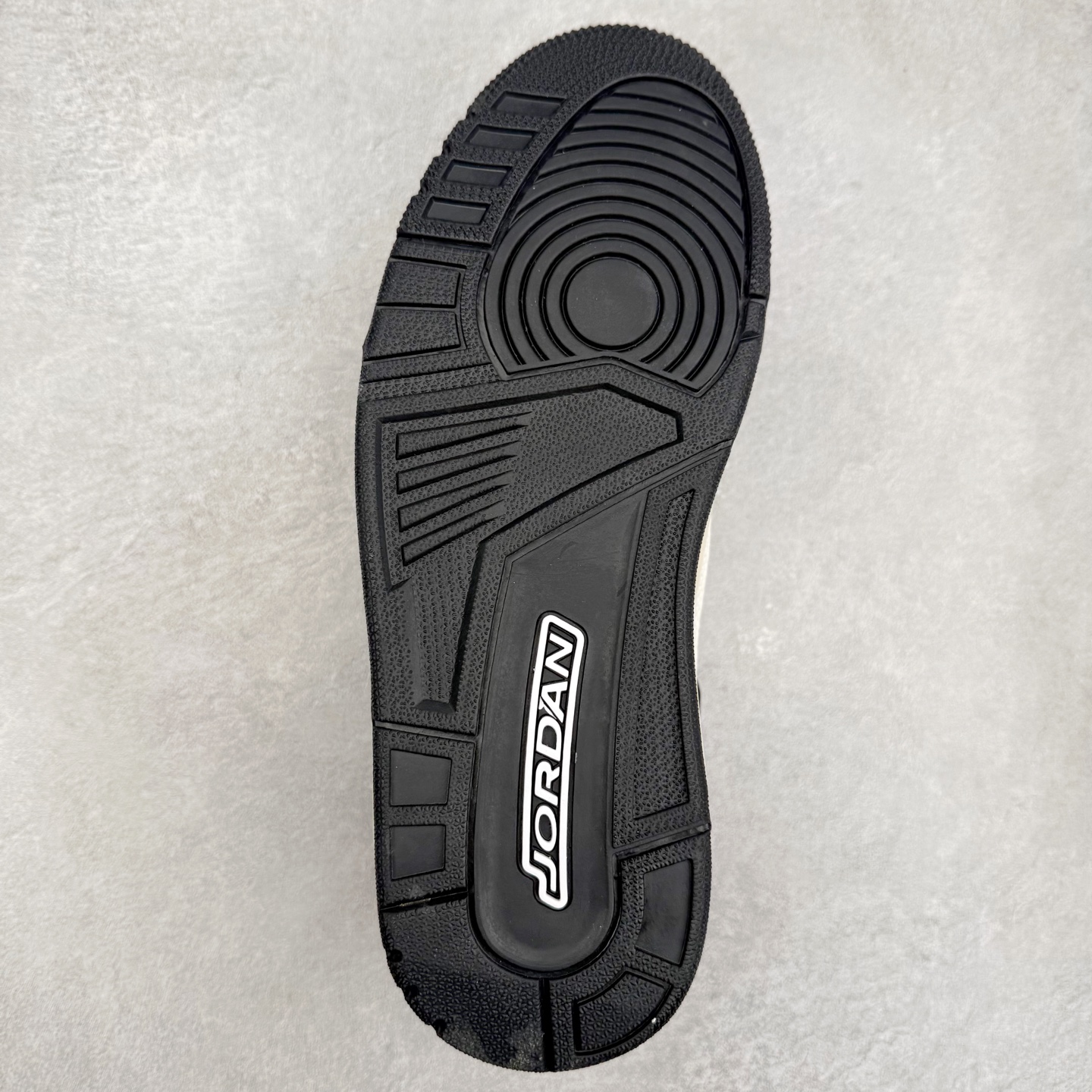 图片[9]-Jordan Spizike Low AJ复古低帮篮球鞋 FQ1759-107 这款鞋子著名导演斯派克李的Jordan Spizike专属 预计于明年夏季推出全新低帮版本 将包括三款配色 经典爆裂纹非常复古 两款配色分别以大学红和黑曜石蓝进行区分 鞋身设计中依旧带有大象爆裂纹、鞋侧束带、塑胶网布等经典元素 之后 在鞋舌、内衬以及鞋底等位置缀以大学红和黑曜石蓝搭配 带来全新造型 尺码：36 36.5 37.5 38 38.5 39 40 40.5 41 42 42.5 43 44 44.5 45 46-选品中心