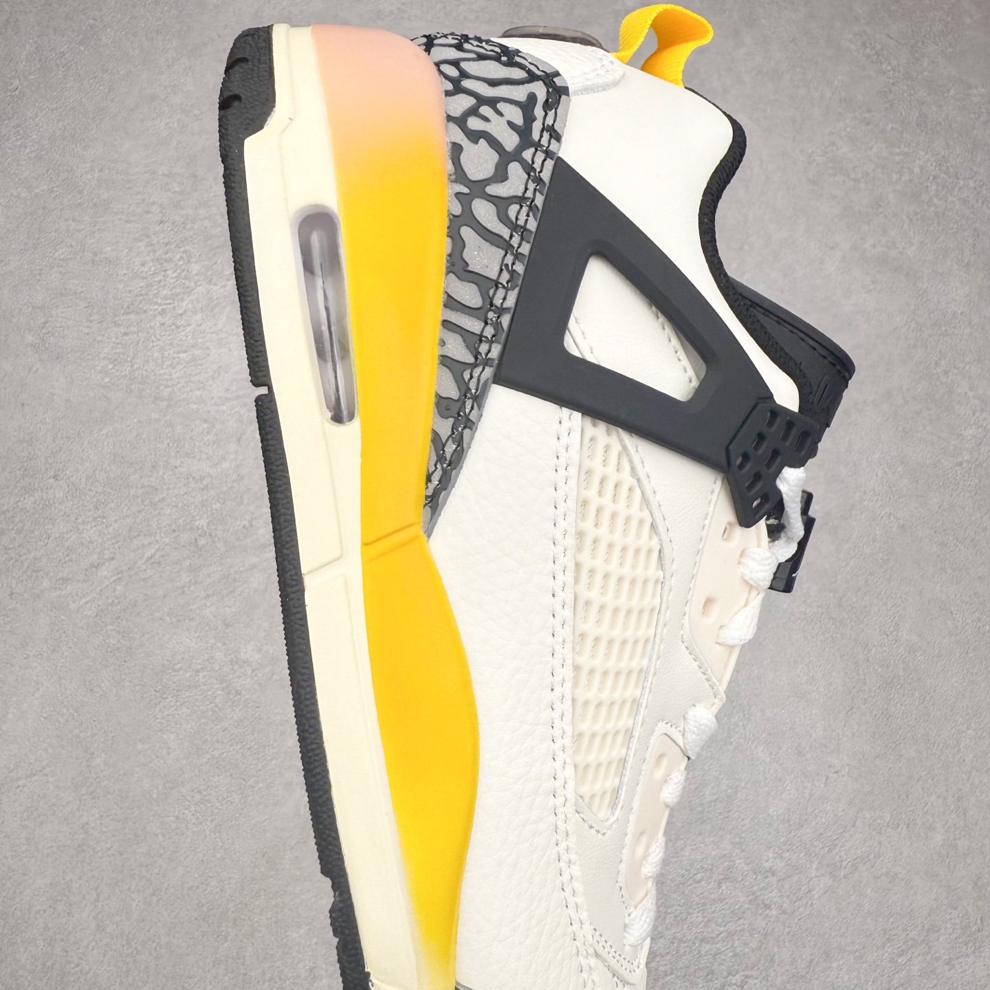 图片[6]-Jordan Spizike Low AJ复古低帮篮球鞋 FQ1759-107 这款鞋子著名导演斯派克李的Jordan Spizike专属 预计于明年夏季推出全新低帮版本 将包括三款配色 经典爆裂纹非常复古 两款配色分别以大学红和黑曜石蓝进行区分 鞋身设计中依旧带有大象爆裂纹、鞋侧束带、塑胶网布等经典元素 之后 在鞋舌、内衬以及鞋底等位置缀以大学红和黑曜石蓝搭配 带来全新造型 尺码：36 36.5 37.5 38 38.5 39 40 40.5 41 42 42.5 43 44 44.5 45 46-选品中心