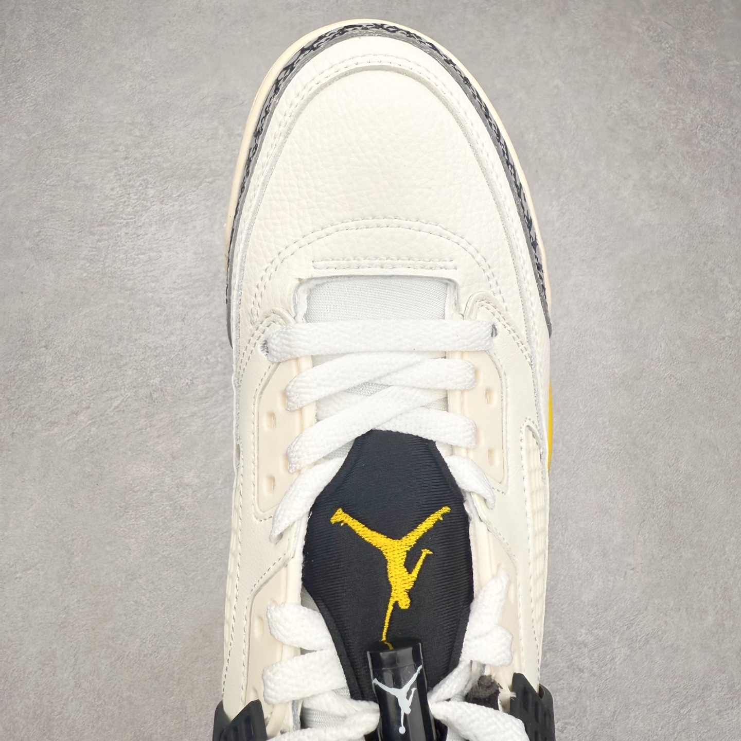 图片[4]-Jordan Spizike Low AJ复古低帮篮球鞋 FQ1759-107 这款鞋子著名导演斯派克李的Jordan Spizike专属 预计于明年夏季推出全新低帮版本 将包括三款配色 经典爆裂纹非常复古 两款配色分别以大学红和黑曜石蓝进行区分 鞋身设计中依旧带有大象爆裂纹、鞋侧束带、塑胶网布等经典元素 之后 在鞋舌、内衬以及鞋底等位置缀以大学红和黑曜石蓝搭配 带来全新造型 尺码：36 36.5 37.5 38 38.5 39 40 40.5 41 42 42.5 43 44 44.5 45 46-选品中心