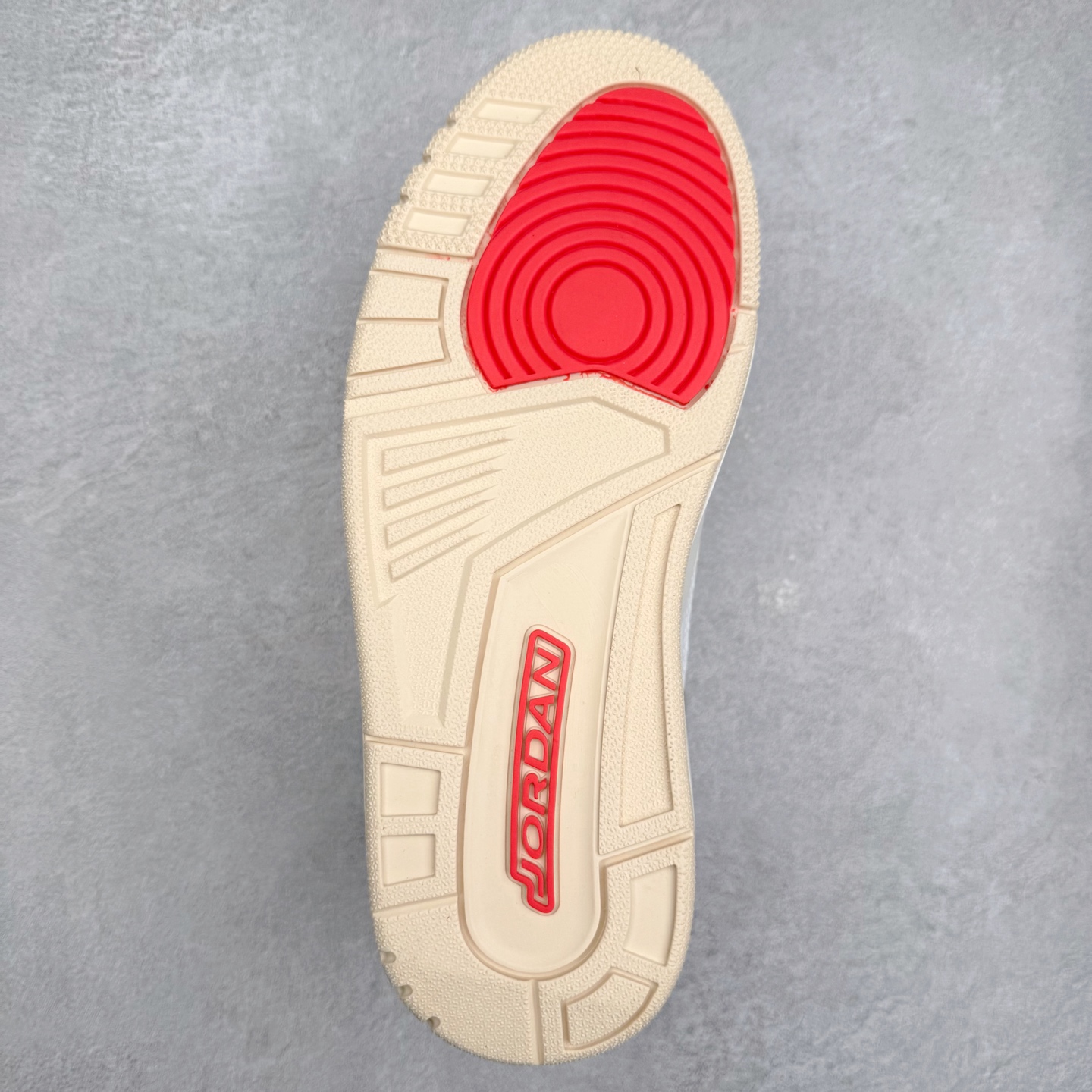 图片[9]-Jordan Spizike Low AJ复古低帮篮球鞋 FQ1759-105 这款鞋子著名导演斯派克李的Jordan Spizike专属 预计于明年夏季推出全新低帮版本 将包括三款配色 经典爆裂纹非常复古 两款配色分别以大学红和黑曜石蓝进行区分 鞋身设计中依旧带有大象爆裂纹、鞋侧束带、塑胶网布等经典元素 之后 在鞋舌、内衬以及鞋底等位置缀以大学红和黑曜石蓝搭配 带来全新造型 尺码：36 36.5 37.5 38 38.5 39 40 40.5 41 42 42.5 43 44 44.5 45 46-选品中心