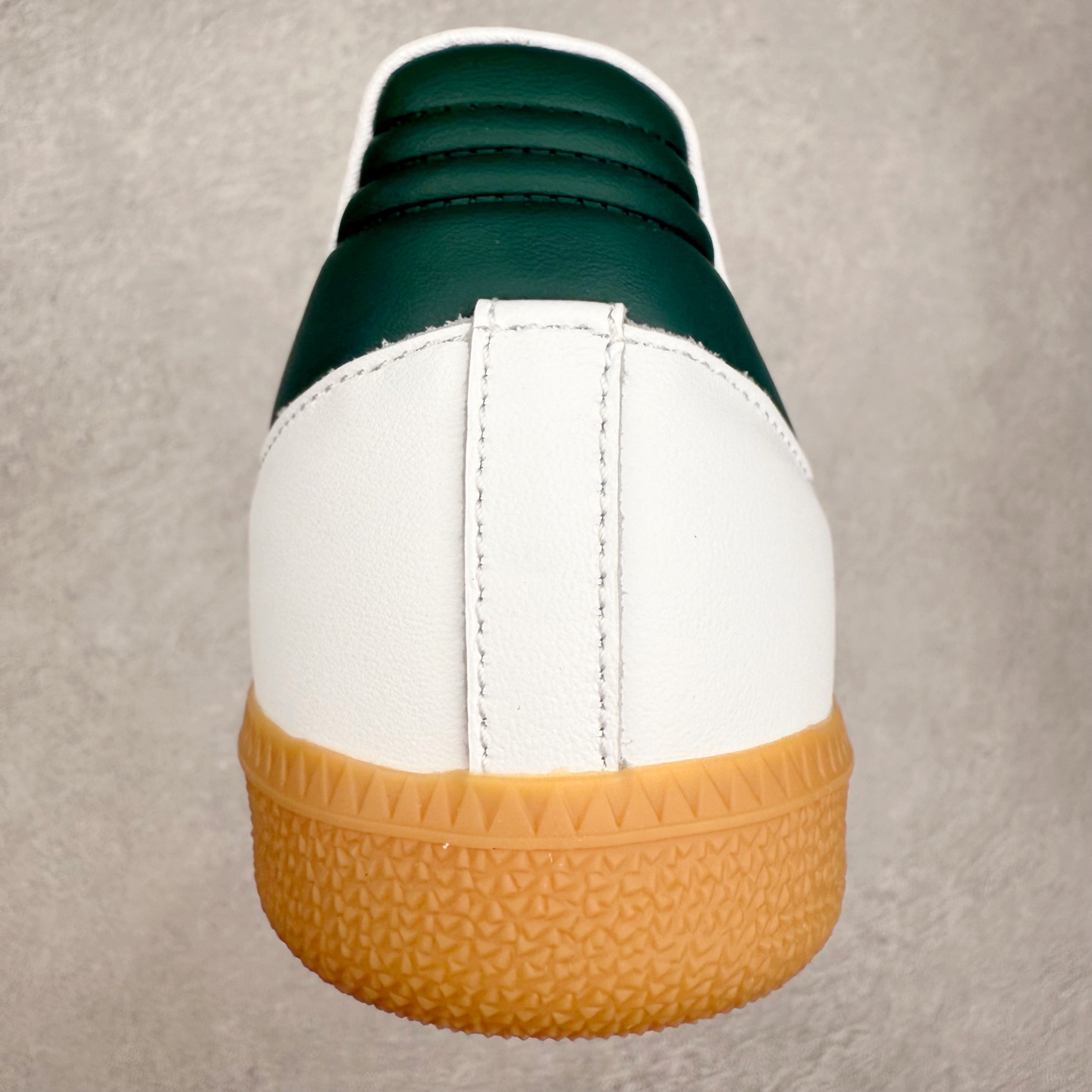 图片[8]-＃R1 AD Original Samba OG 复古经典轻便板鞋 IE3437 口碑大厂出品 品控大底版型不断改良更新 全套原纸板楦头开发 确保原汁原味 完美呈现桑巴版型 一比一鞋头弧度高度鞋身弧度 此版本只针对中端市场 皮料材质有所更替 其他数据细节工艺流程均保持一致 绝不口嗨 细节品控鞋型随意对比 正确烫金高频细节 原装纳米超迁皮料 独家私模橡胶大底 原盒原配 这款桑巴鞋展示了高质量的工艺 带有装饰的超锁缝制和无缝的手感 柔软、柔软的皮革造型和标志性的3条纹完成了精致的外观 正规合身鞋带 鞋面上有绒面鞋垫 橡胶鞋底 享受正畸套筒软感 自50年代首次亮相以来就一直在赢得粉丝的青睐 尺码：35.5 36 36.5 37.5 38 38.5 39 40 40.5 41 42 42.5 43 44 44.5 45-选品中心