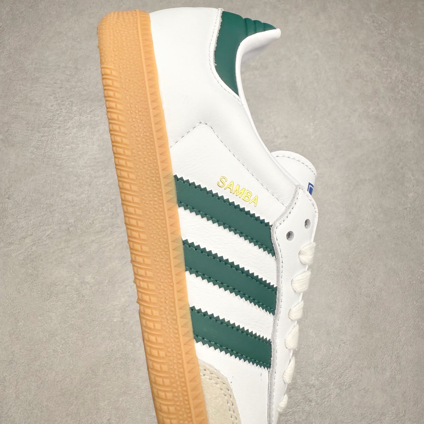 图片[6]-＃R1 AD Original Samba OG 复古经典轻便板鞋 IE3437 口碑大厂出品 品控大底版型不断改良更新 全套原纸板楦头开发 确保原汁原味 完美呈现桑巴版型 一比一鞋头弧度高度鞋身弧度 此版本只针对中端市场 皮料材质有所更替 其他数据细节工艺流程均保持一致 绝不口嗨 细节品控鞋型随意对比 正确烫金高频细节 原装纳米超迁皮料 独家私模橡胶大底 原盒原配 这款桑巴鞋展示了高质量的工艺 带有装饰的超锁缝制和无缝的手感 柔软、柔软的皮革造型和标志性的3条纹完成了精致的外观 正规合身鞋带 鞋面上有绒面鞋垫 橡胶鞋底 享受正畸套筒软感 自50年代首次亮相以来就一直在赢得粉丝的青睐 尺码：35.5 36 36.5 37.5 38 38.5 39 40 40.5 41 42 42.5 43 44 44.5 45-选品中心