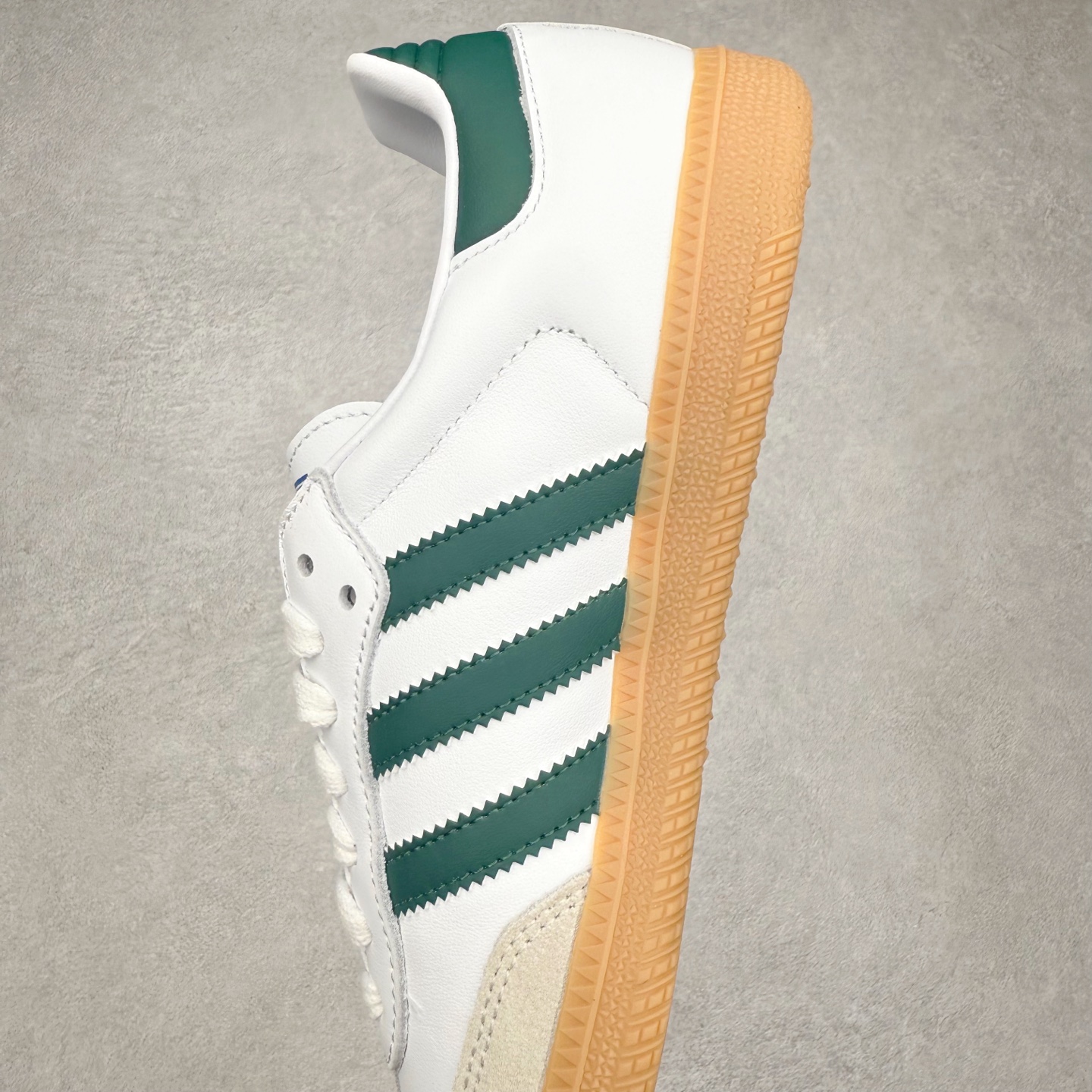 图片[7]-＃R1 AD Original Samba OG 复古经典轻便板鞋 IE3437 口碑大厂出品 品控大底版型不断改良更新 全套原纸板楦头开发 确保原汁原味 完美呈现桑巴版型 一比一鞋头弧度高度鞋身弧度 此版本只针对中端市场 皮料材质有所更替 其他数据细节工艺流程均保持一致 绝不口嗨 细节品控鞋型随意对比 正确烫金高频细节 原装纳米超迁皮料 独家私模橡胶大底 原盒原配 这款桑巴鞋展示了高质量的工艺 带有装饰的超锁缝制和无缝的手感 柔软、柔软的皮革造型和标志性的3条纹完成了精致的外观 正规合身鞋带 鞋面上有绒面鞋垫 橡胶鞋底 享受正畸套筒软感 自50年代首次亮相以来就一直在赢得粉丝的青睐 尺码：35.5 36 36.5 37.5 38 38.5 39 40 40.5 41 42 42.5 43 44 44.5 45-选品中心